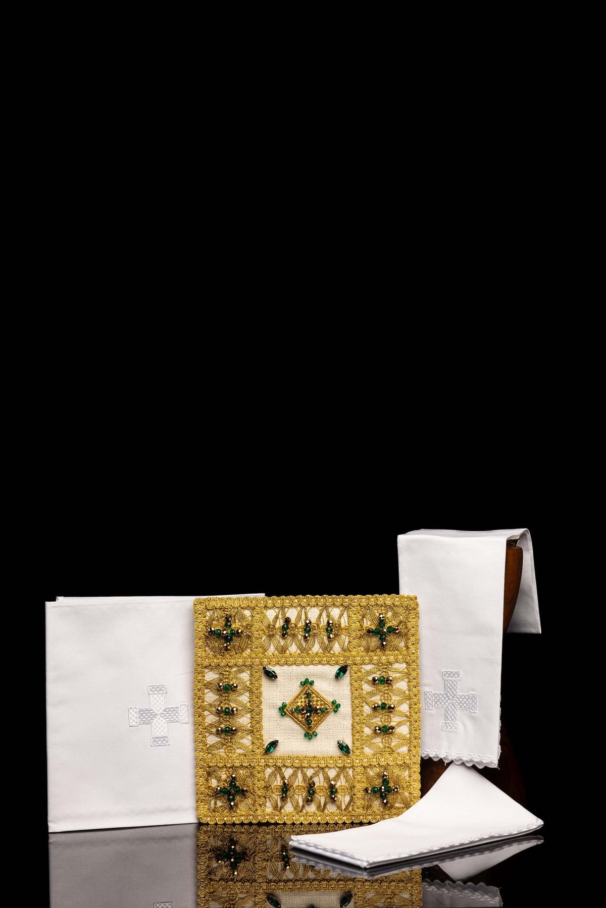 Ensemble de linges de calice Handmade 5013 avec pierres naturelles, vue d’ensemble blanche et or