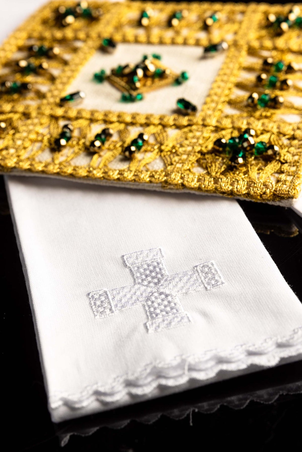 Ensemble de linges de calice, détail du motif central carré orné de perles vertes et noires
