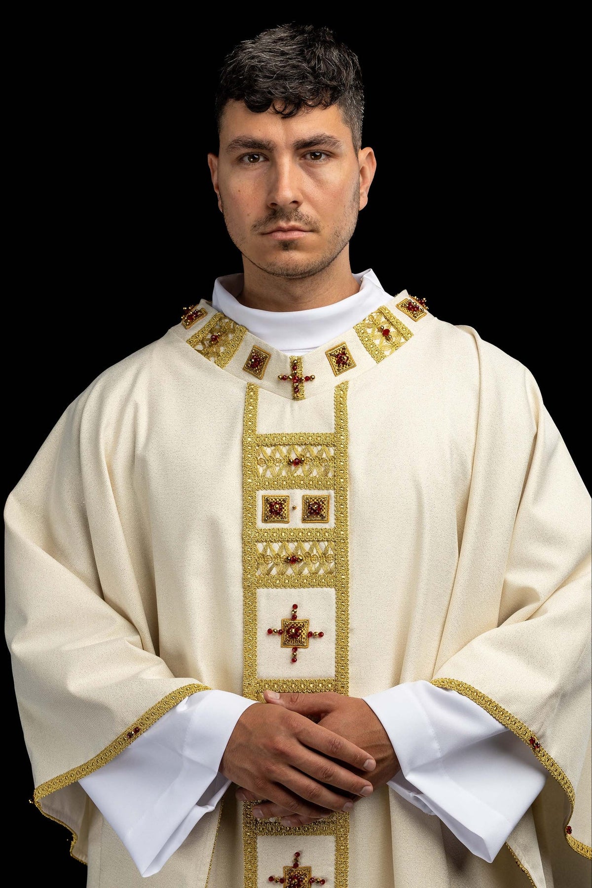 Chasuble faite à la main avec des pierres naturelles Handmade 7005, vue de face écrue et dorée