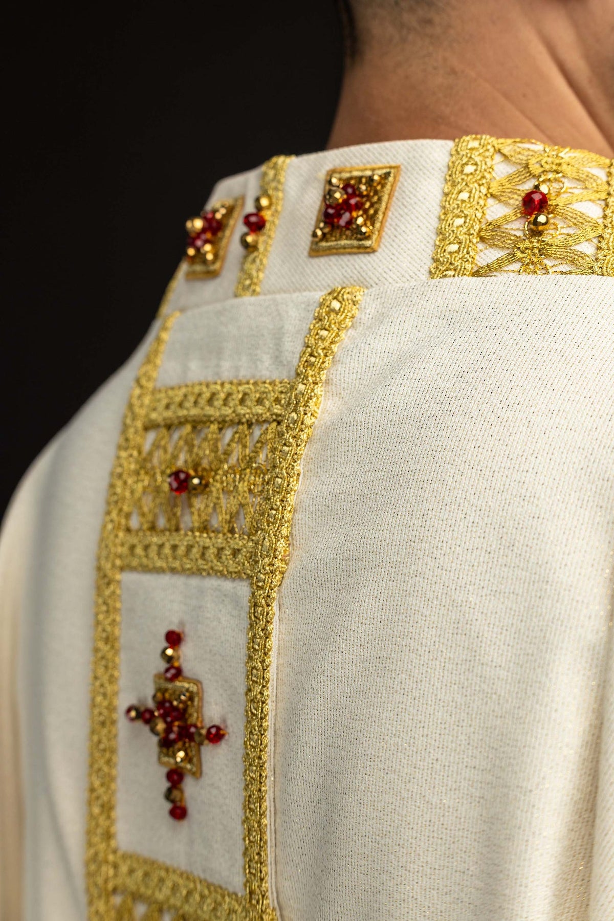 Chasuble faite à la main avec des pierres naturelles, détail du col et des motifs dorés