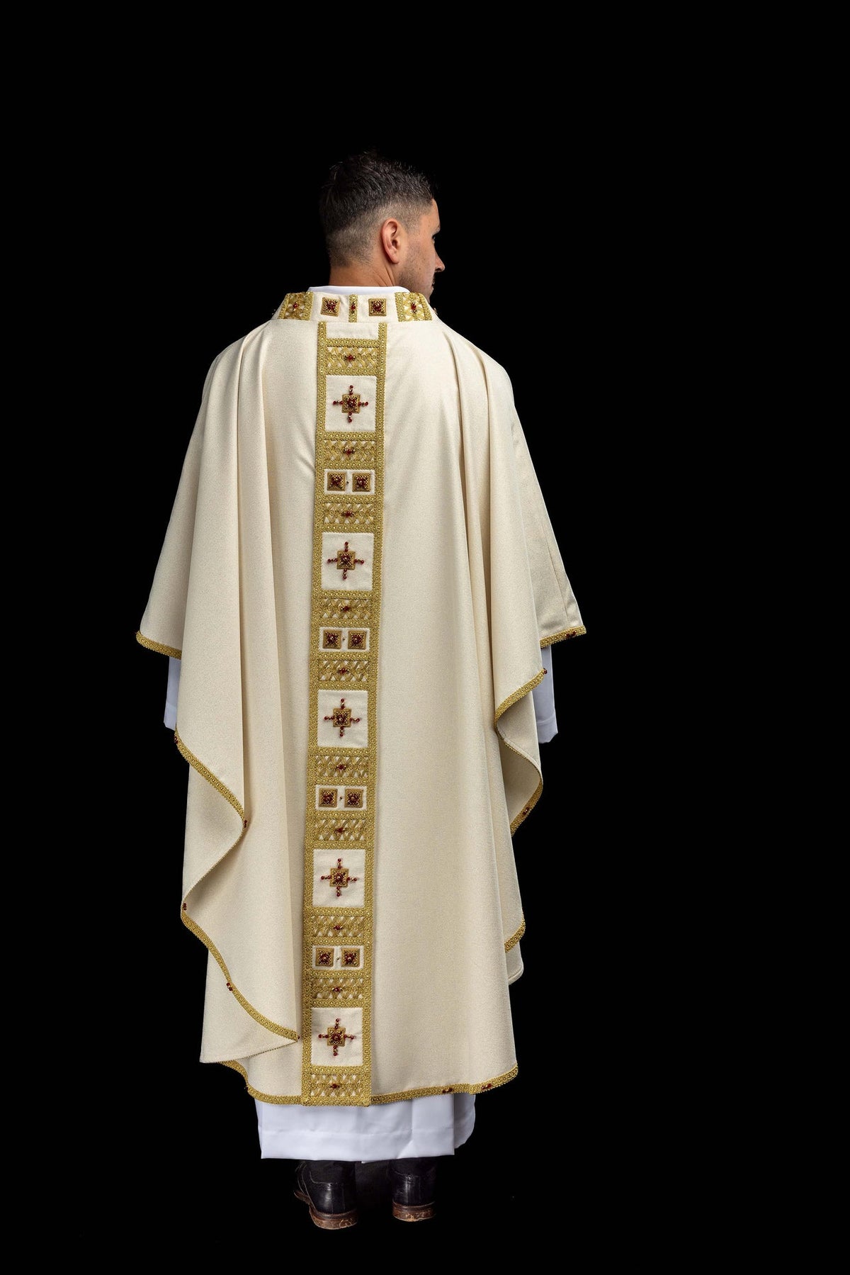 Chasuble faite à la main avec des pierres naturelles portée, vue arrière avec parement central doré