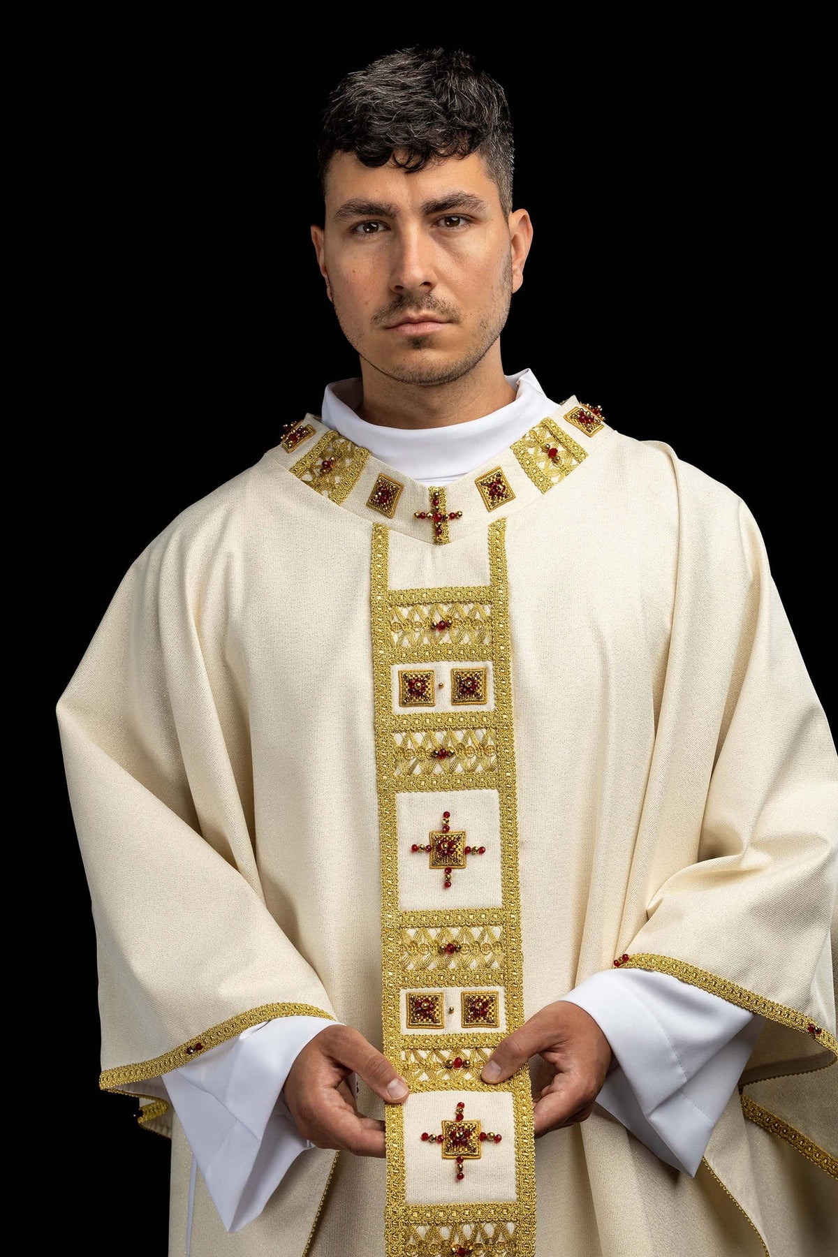 Chasuble faite à la main avec des pierres naturelles portée de face, ornements dorés et pierres rouges