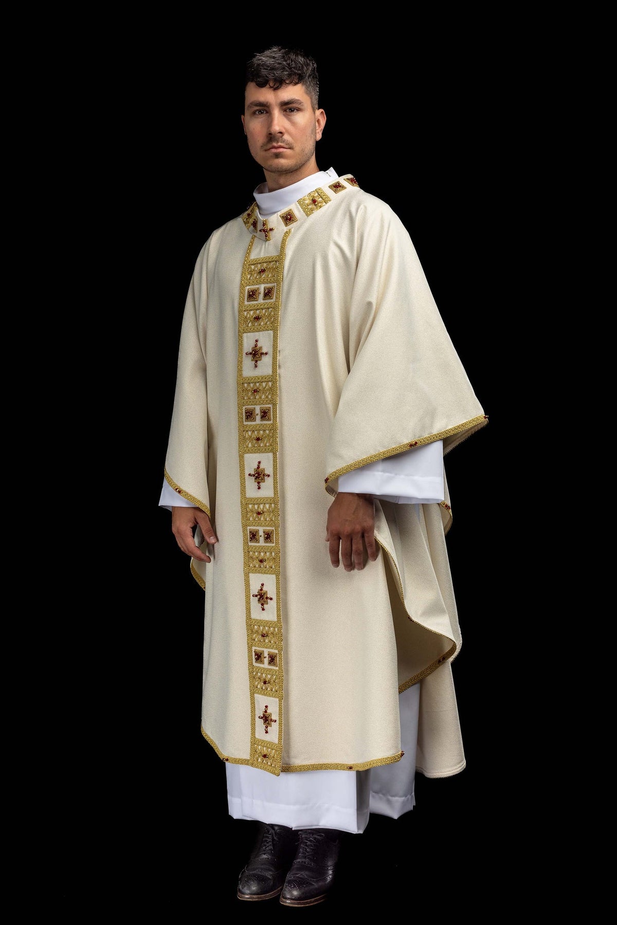 Chasuble écrue et dorée portée, vue de trois quarts