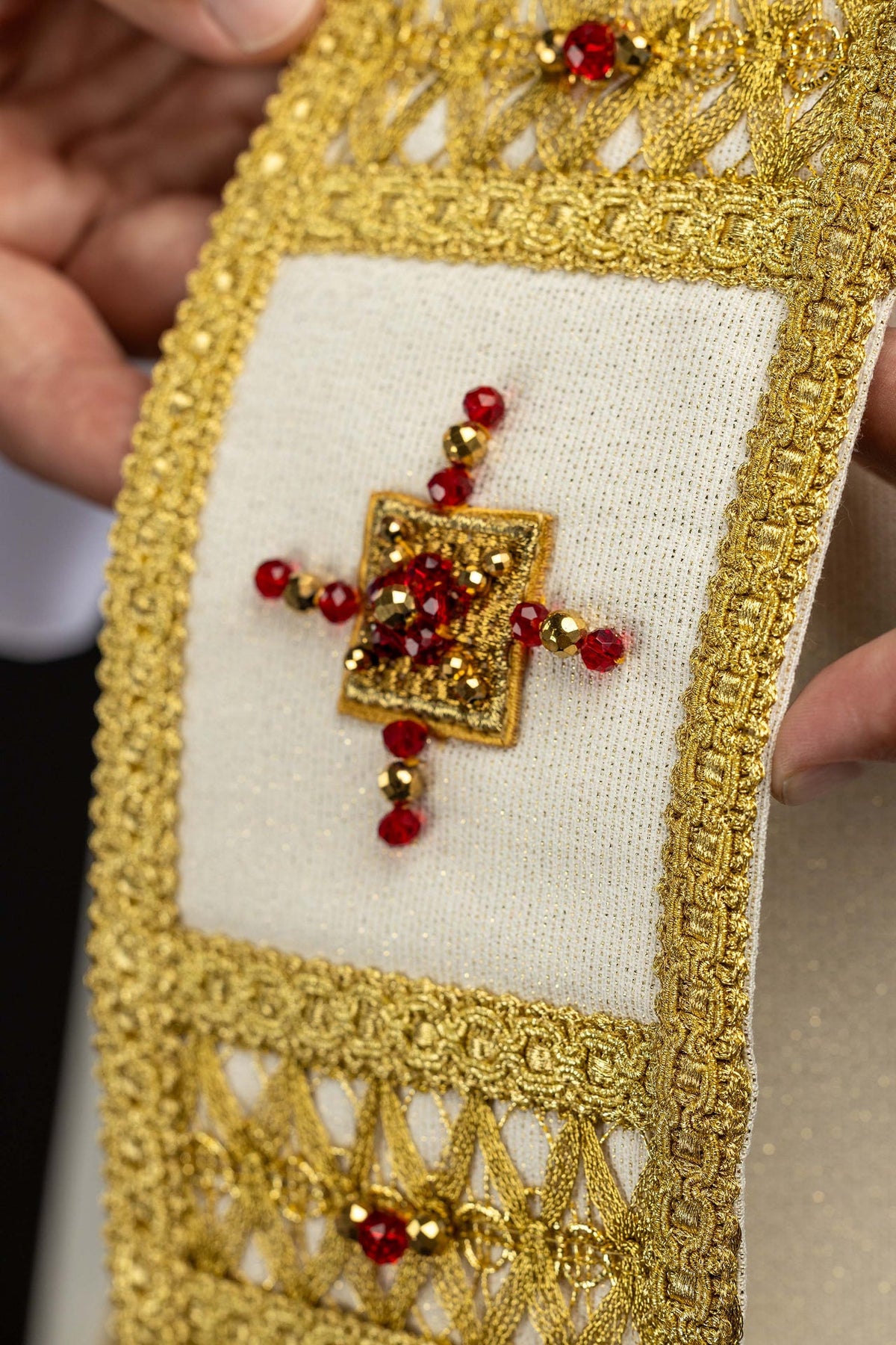 Chasuble, détail de la bande centrale avec croix ornée de pierres