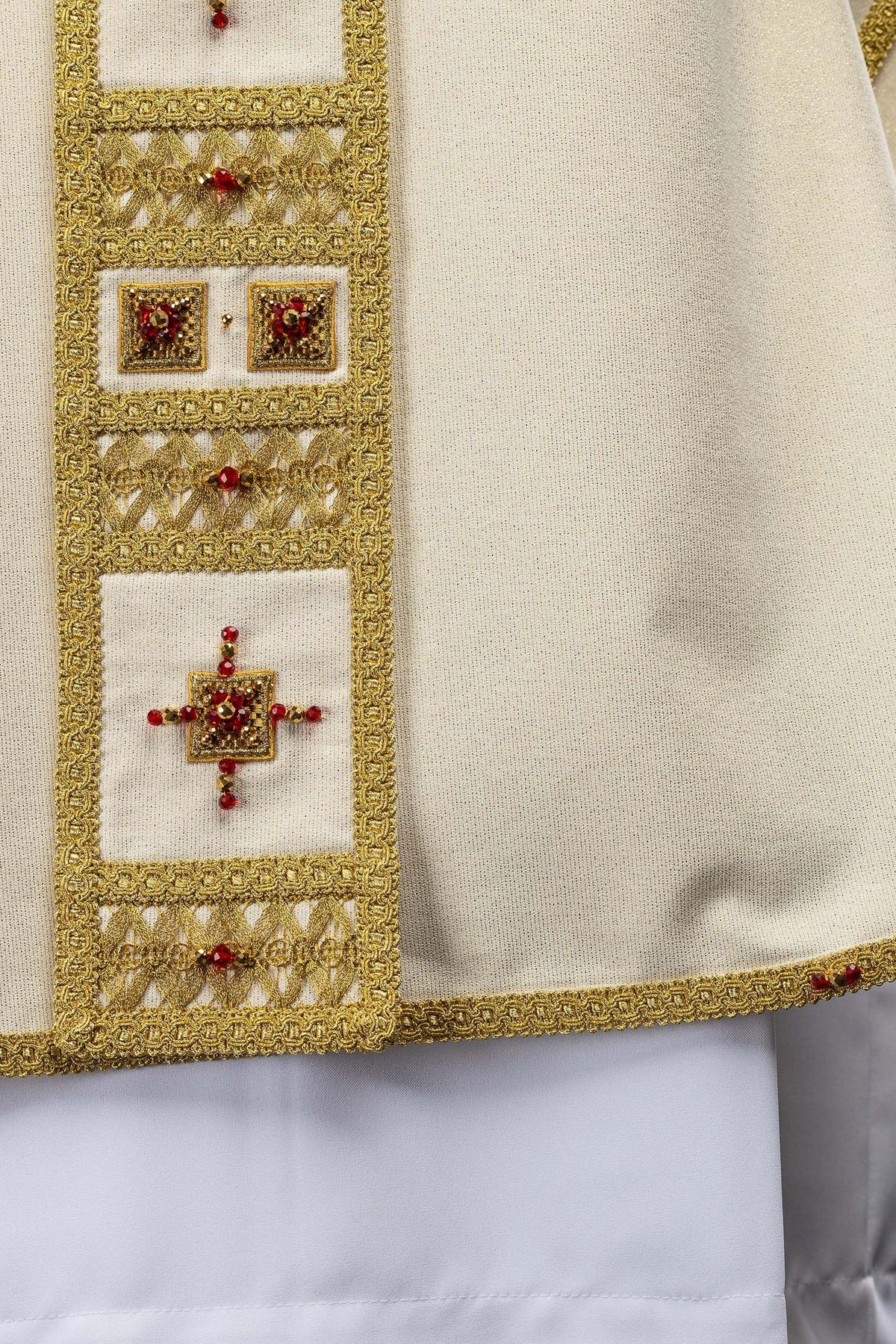 Chasuble, détail de la bordure dorée de la manche