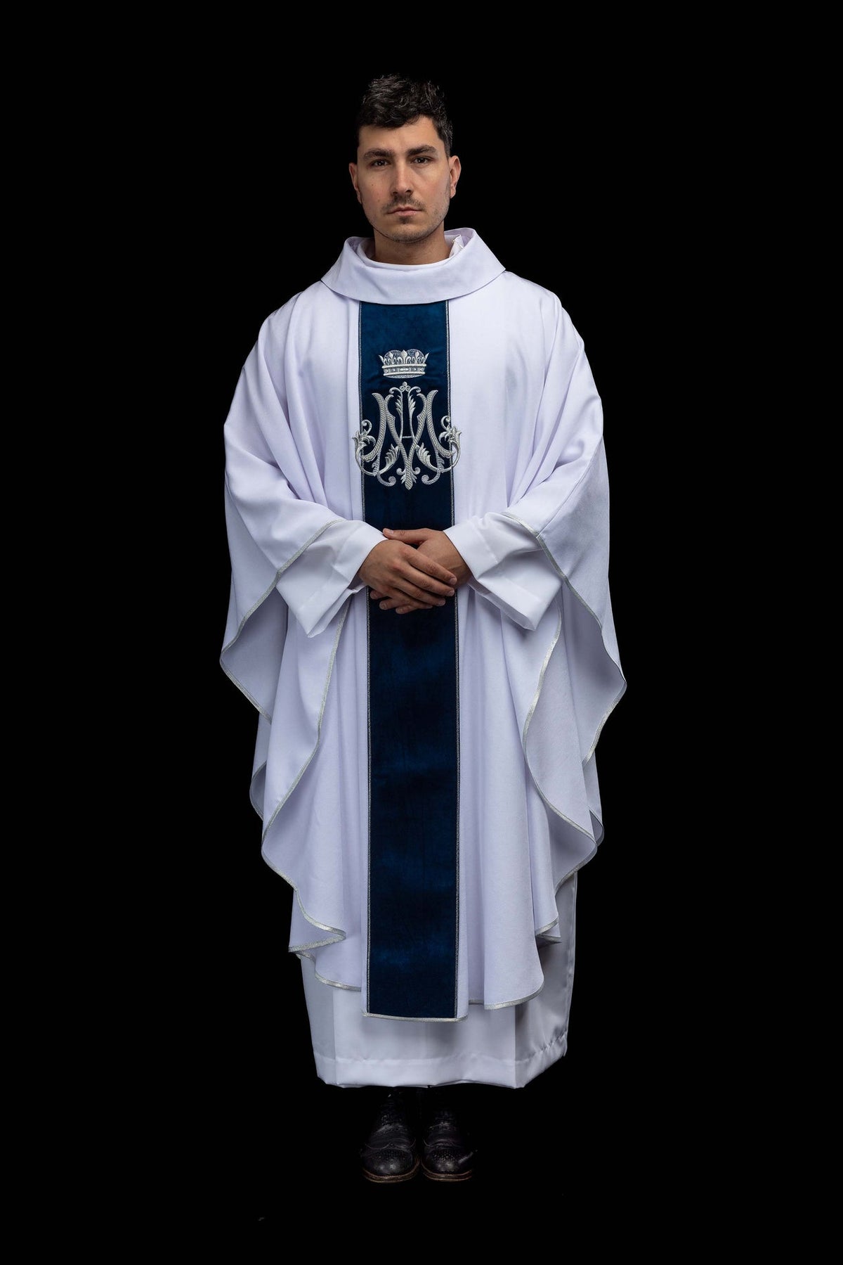 Chasuble brodée à motif marial, vue de face en pied