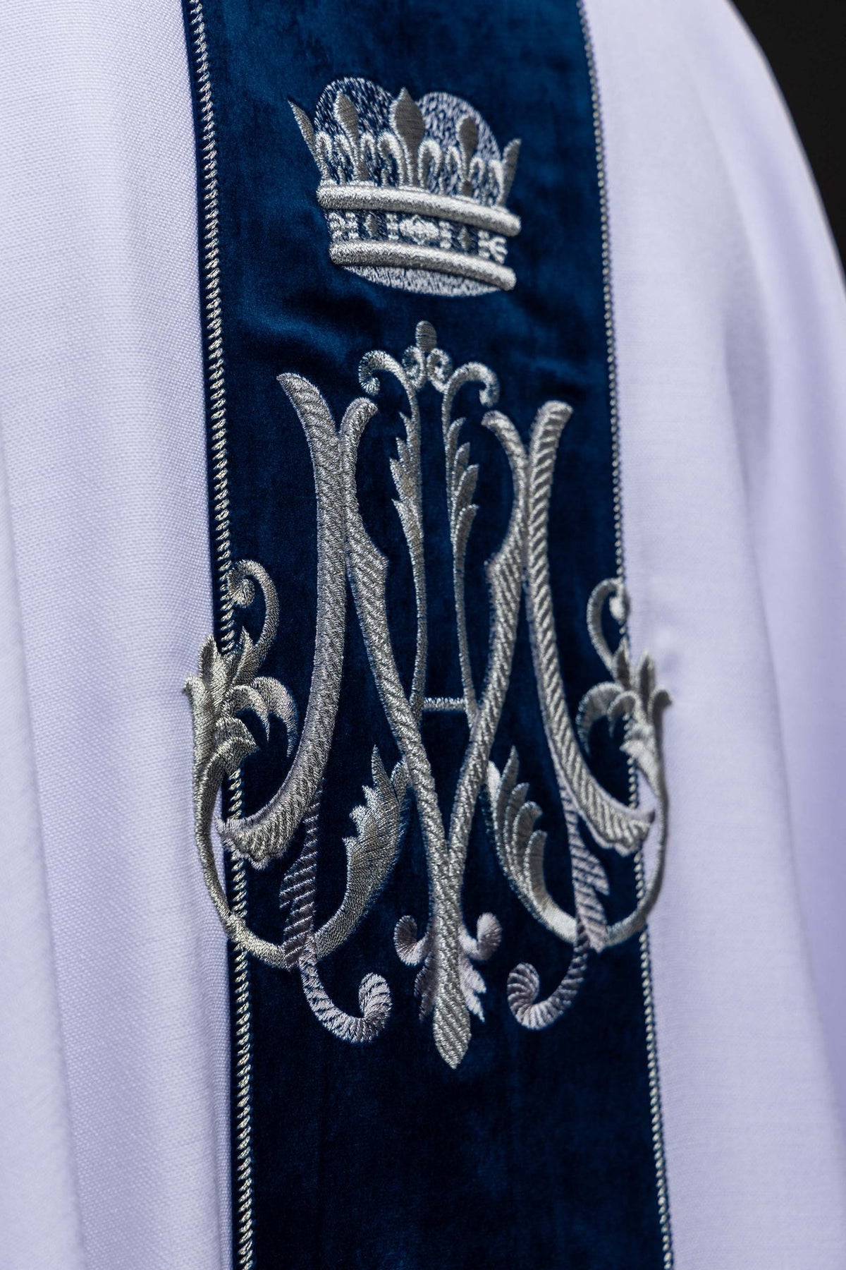 Chasuble avec motif marial brodé, détail de l'orfroi en velours