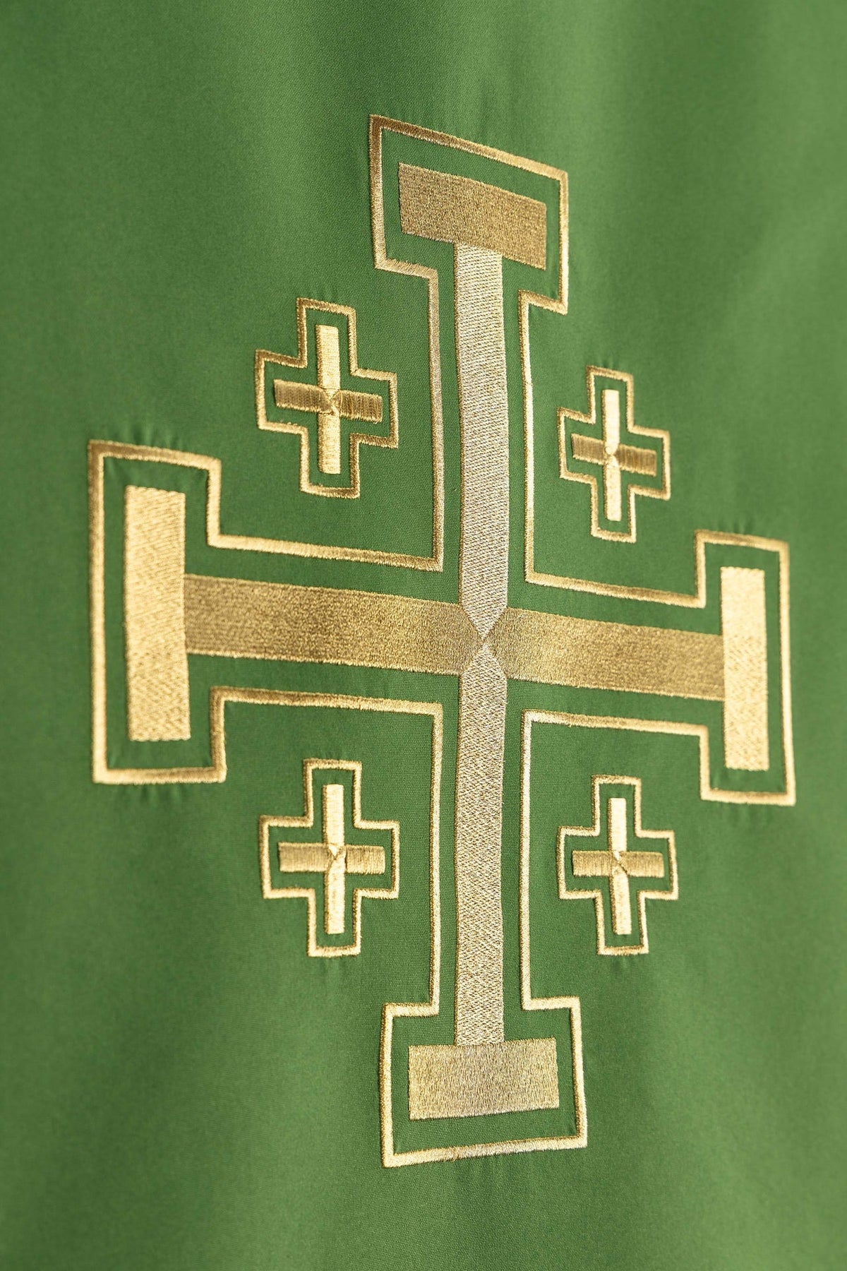 Voile de lutrin vert, vue rapprochée de la broderie dorée