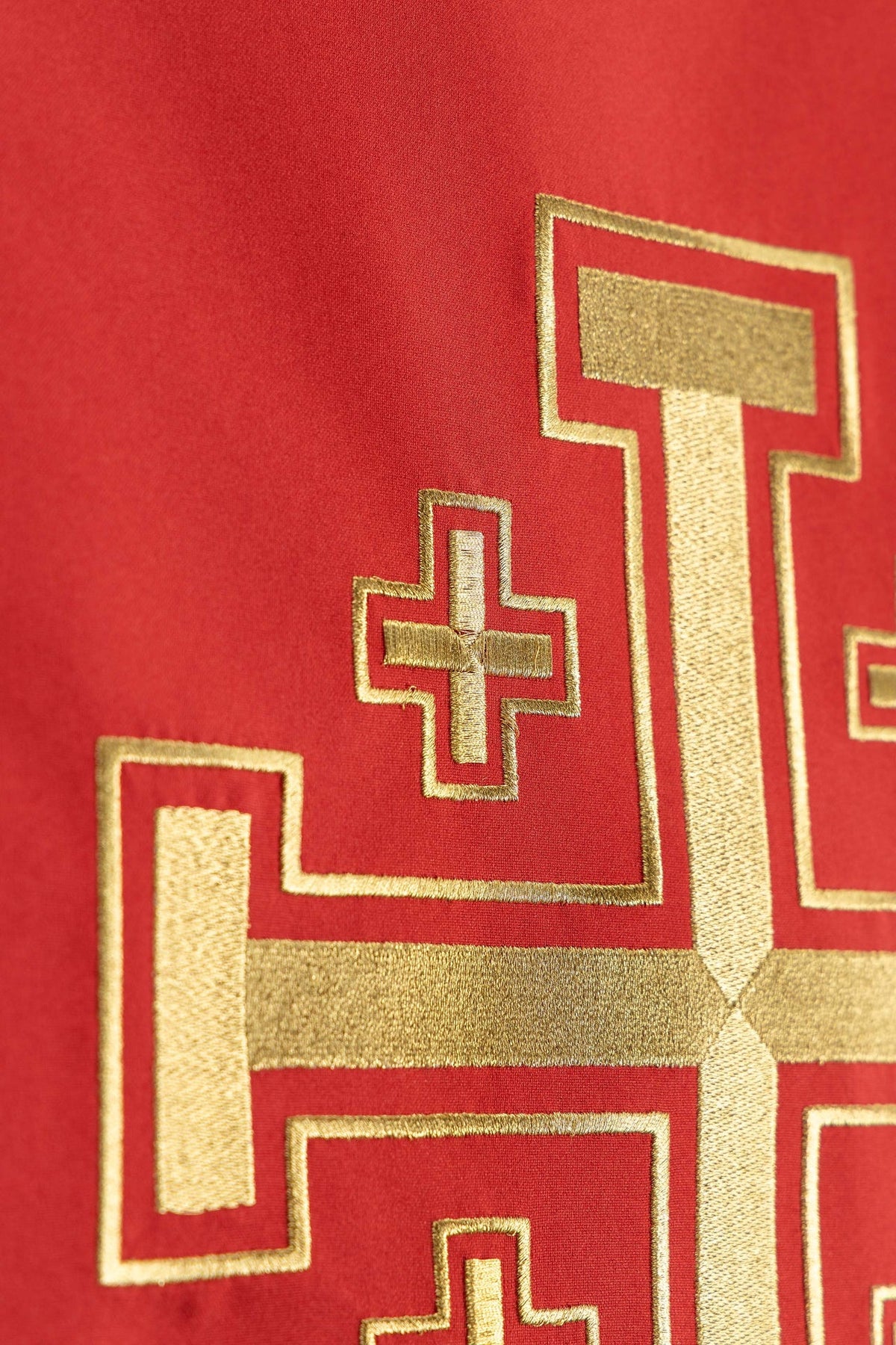 Voile de lutrin rouge, détail latéral de la broderie dorée