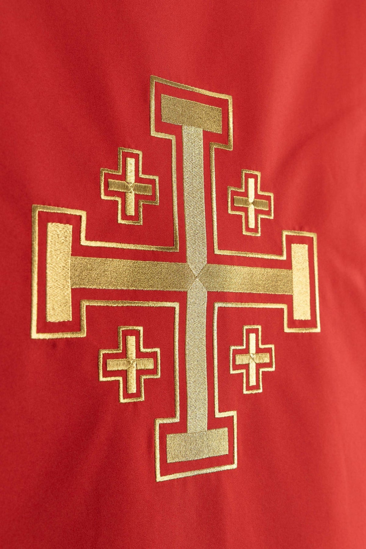 Voile de lutrin rouge, gros plan central de la croix de Jérusalem brodée