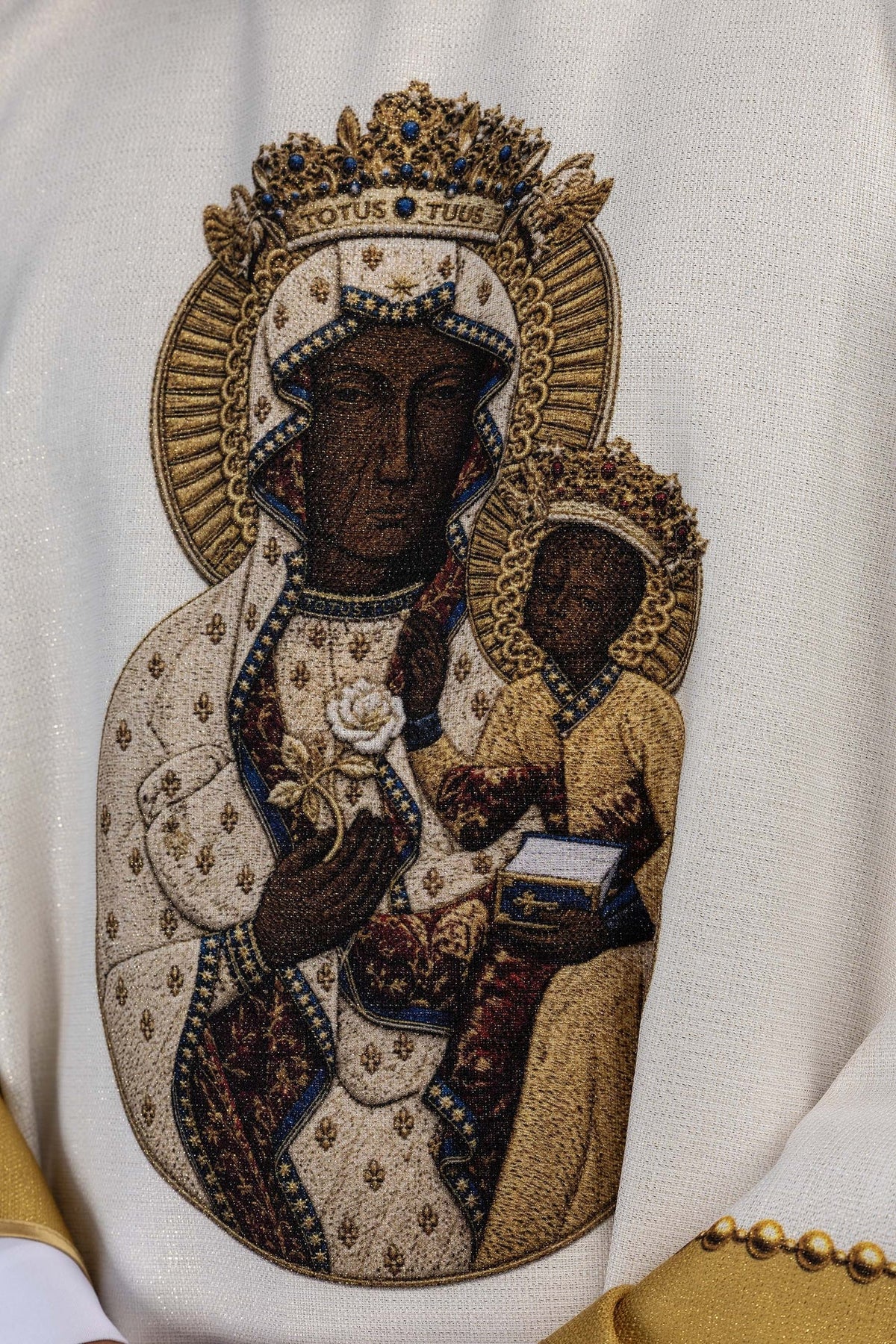 Chasuble écrue ornée de la Vierge Marie et de l’Enfant Jésus, vue de face
