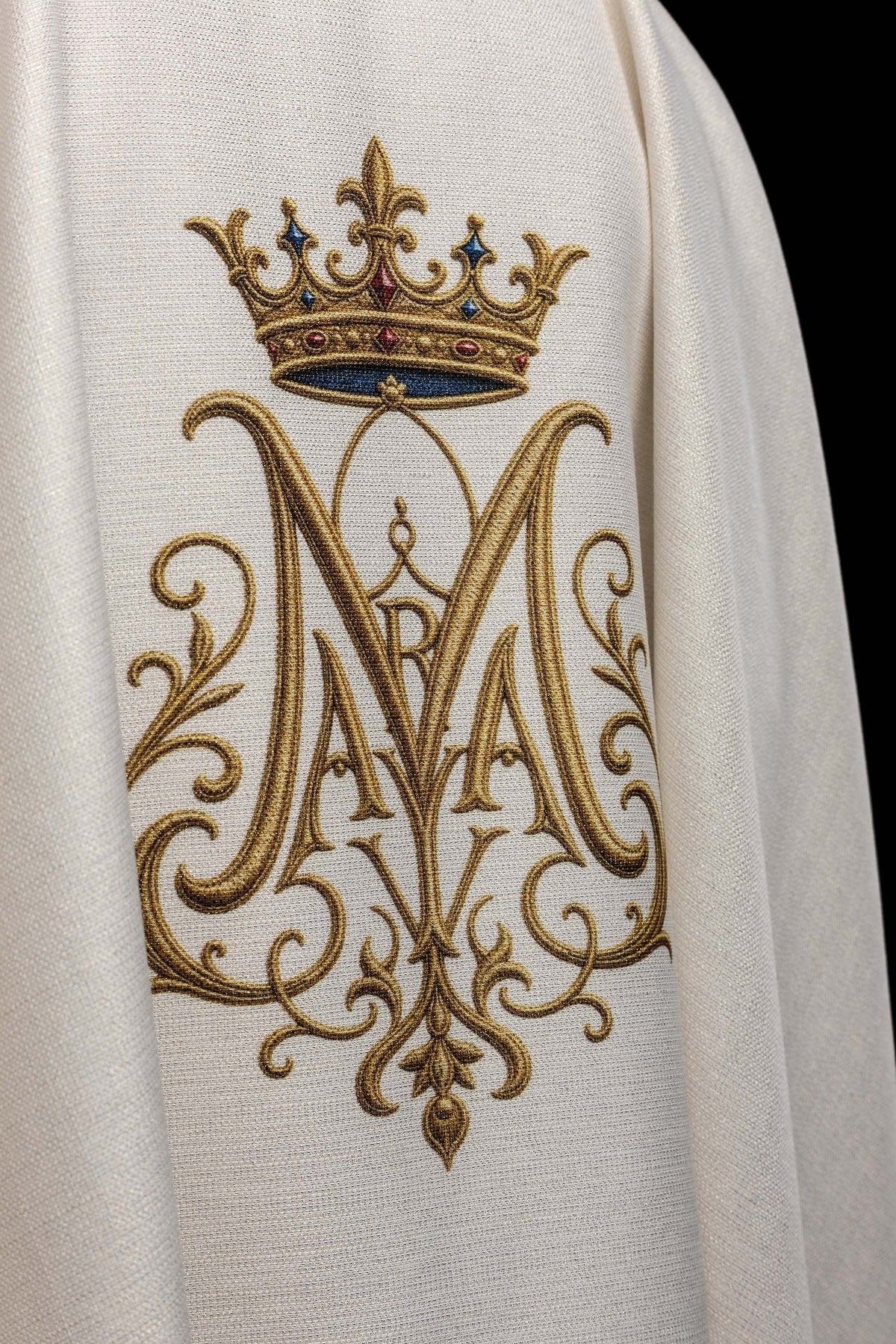 Chasuble écrue, vue de dos avec monogramme marial brodé