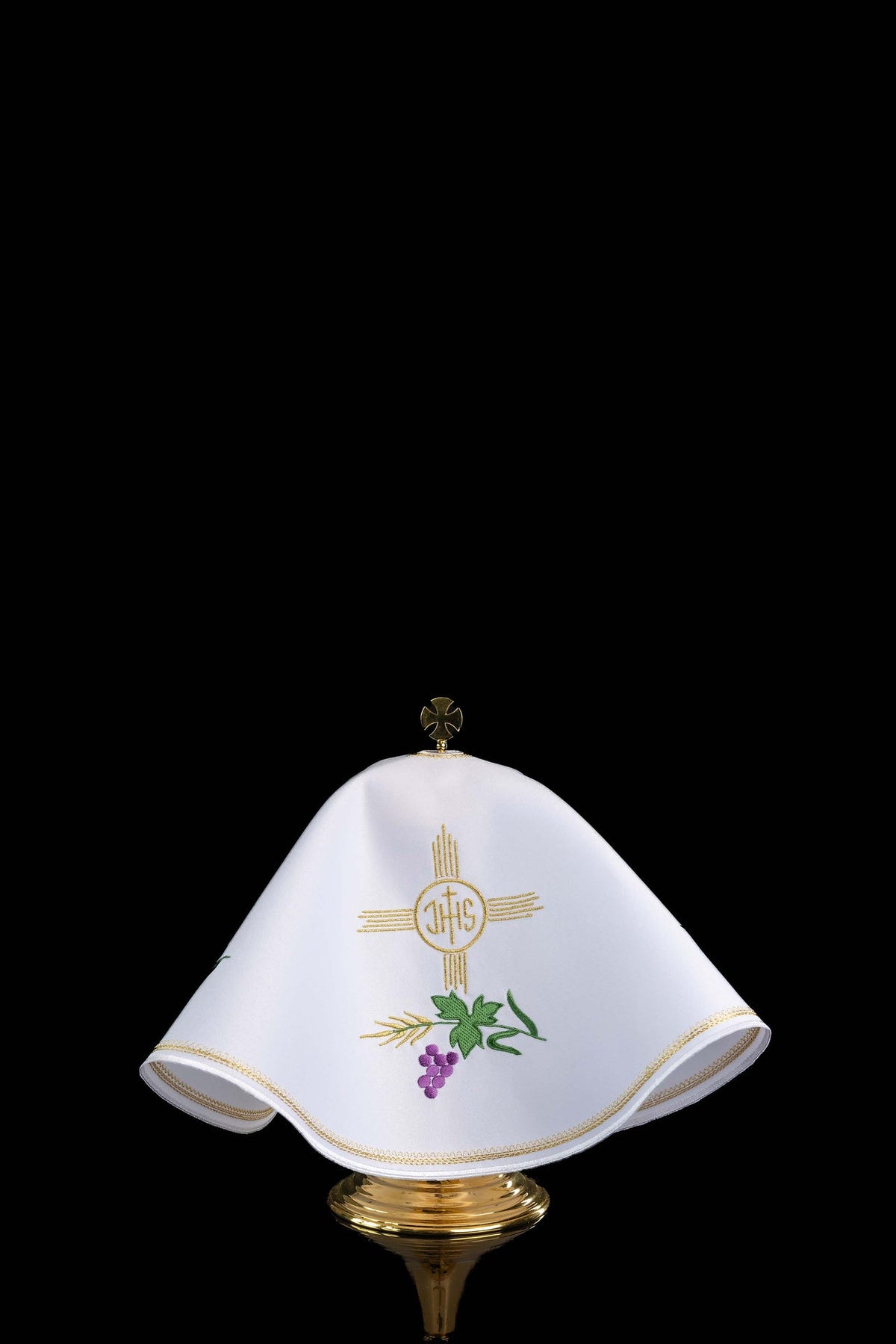 Voile de ciboire rond blanc, vue de face avec broderie IHS et motif de vigne
