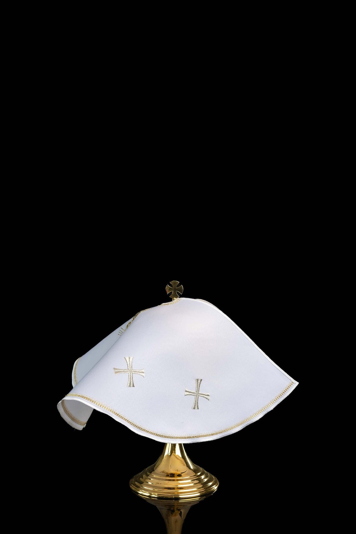 Voile de ciboire blanc, vue arrière avec deux croix brodées