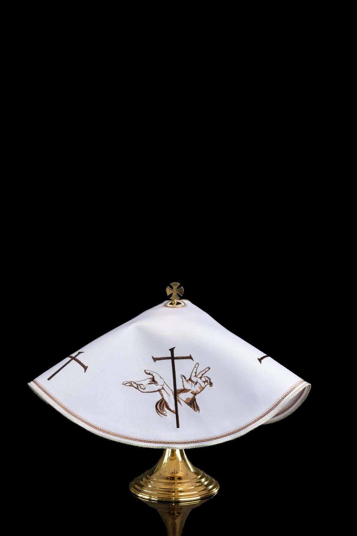 Voile de ciboire blanc avec broderie franciscaine, vue de face avec croix et bordure brodées