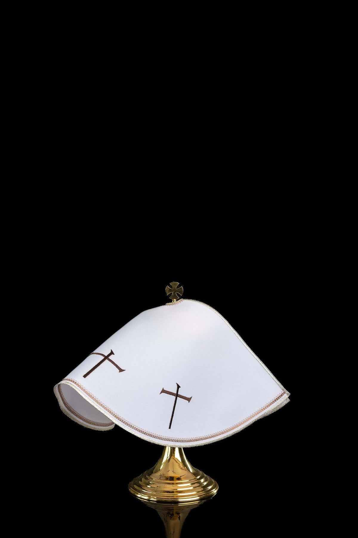 Voile de ciboire blanc, vue arrière avec croix brodées et bordure dorée