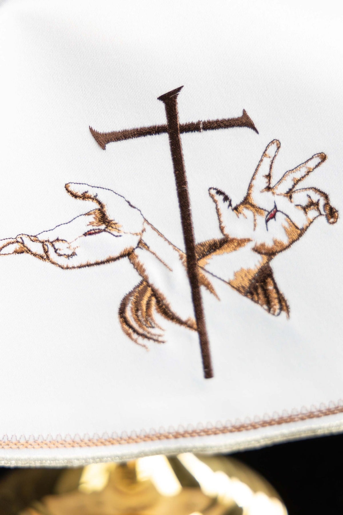 Voile de ciboire blanc, gros plan sur la broderie franciscaine