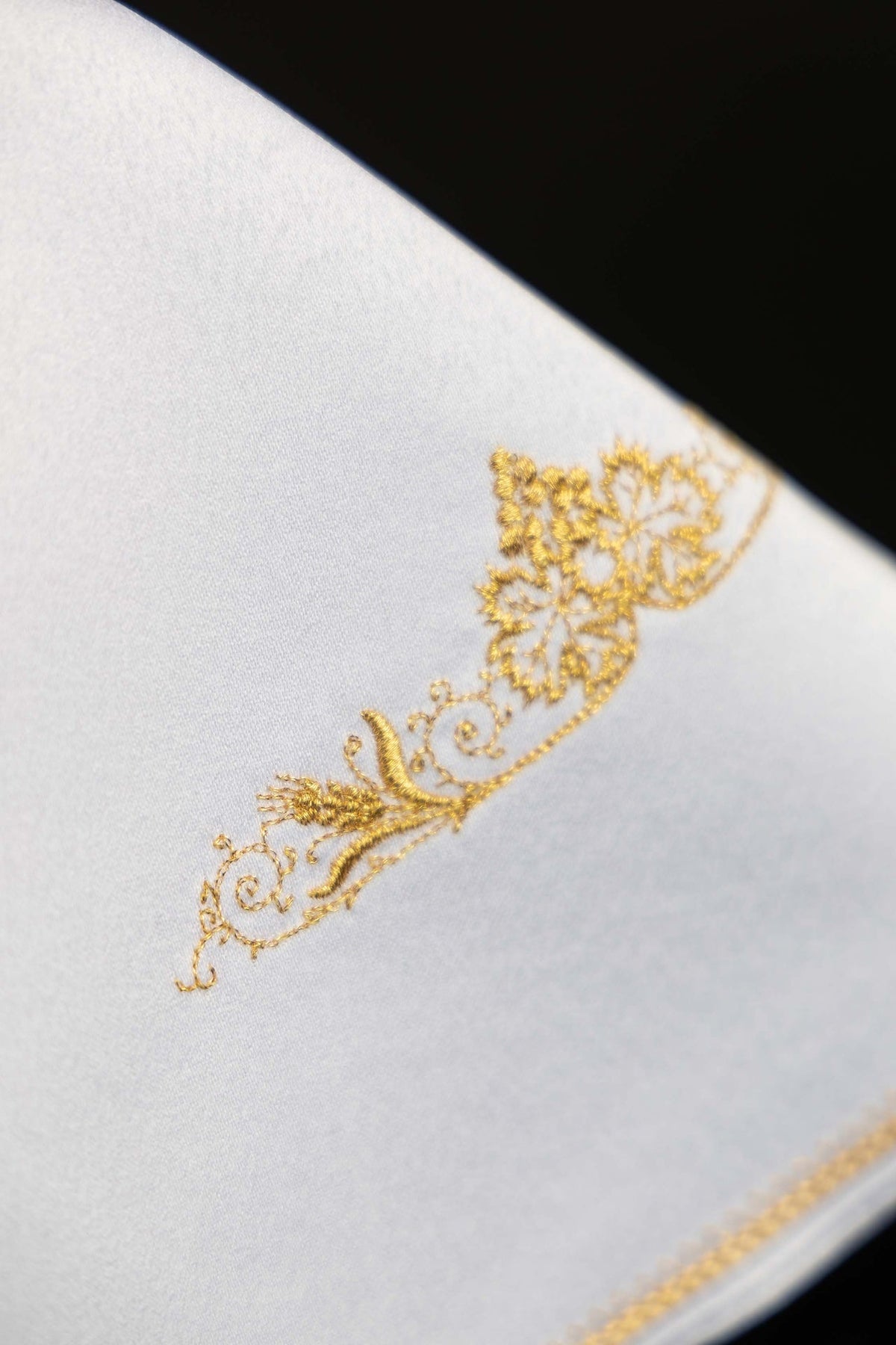 Voile de ciboire rond, gros plan sur une broderie florale dorée