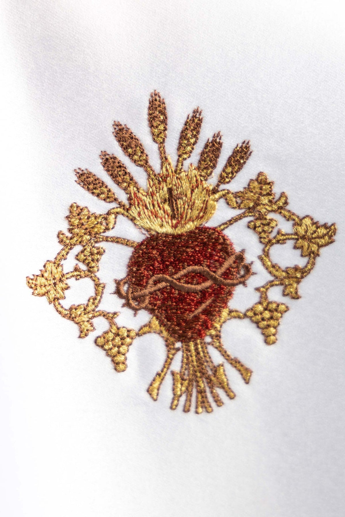 Voile de ciboire rond, gros plan sur la broderie du Sacré-Cœur de Jésus