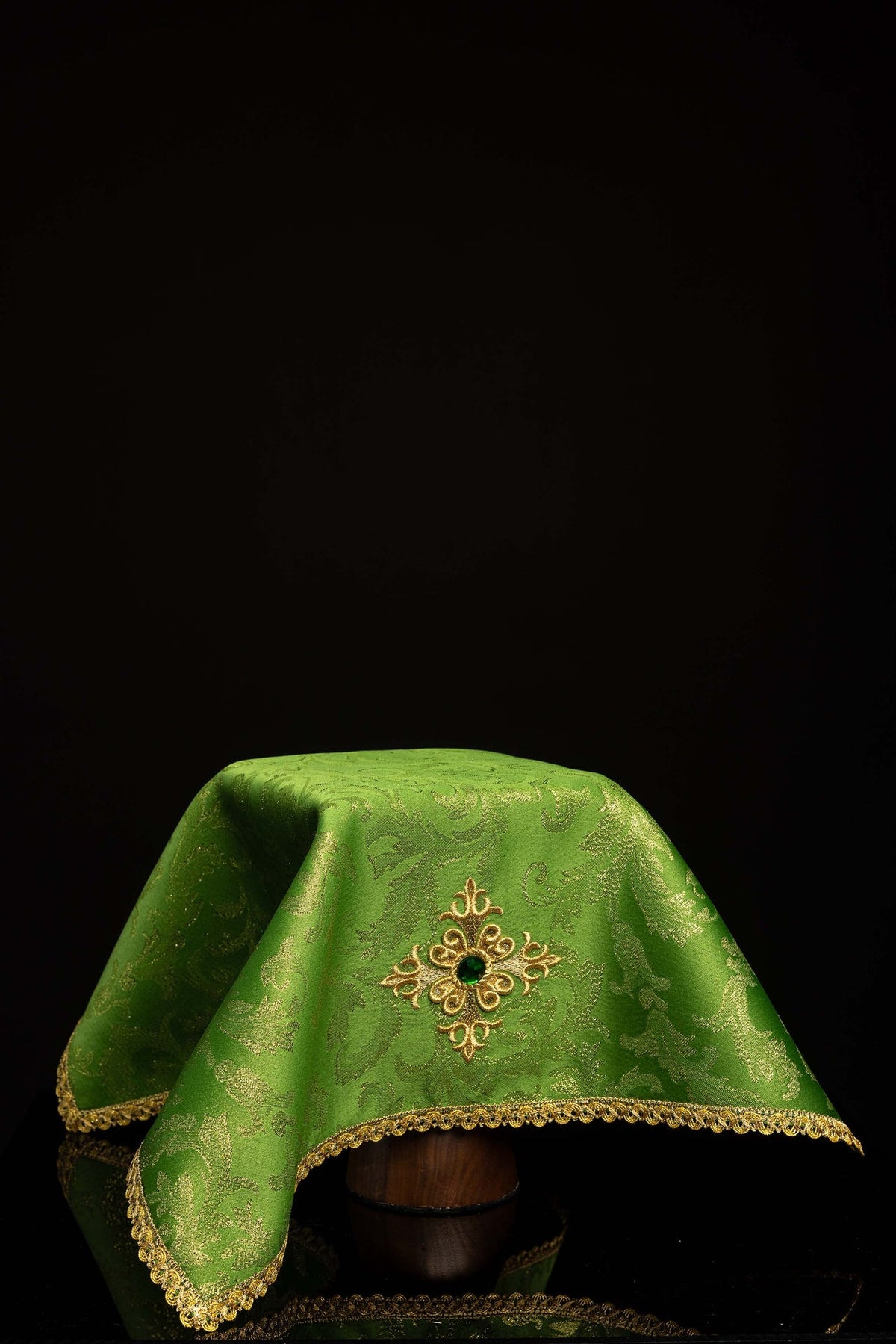 Voile de calice vert brodé d’une croix et orné d’une pierre verte, vue d’ensemble