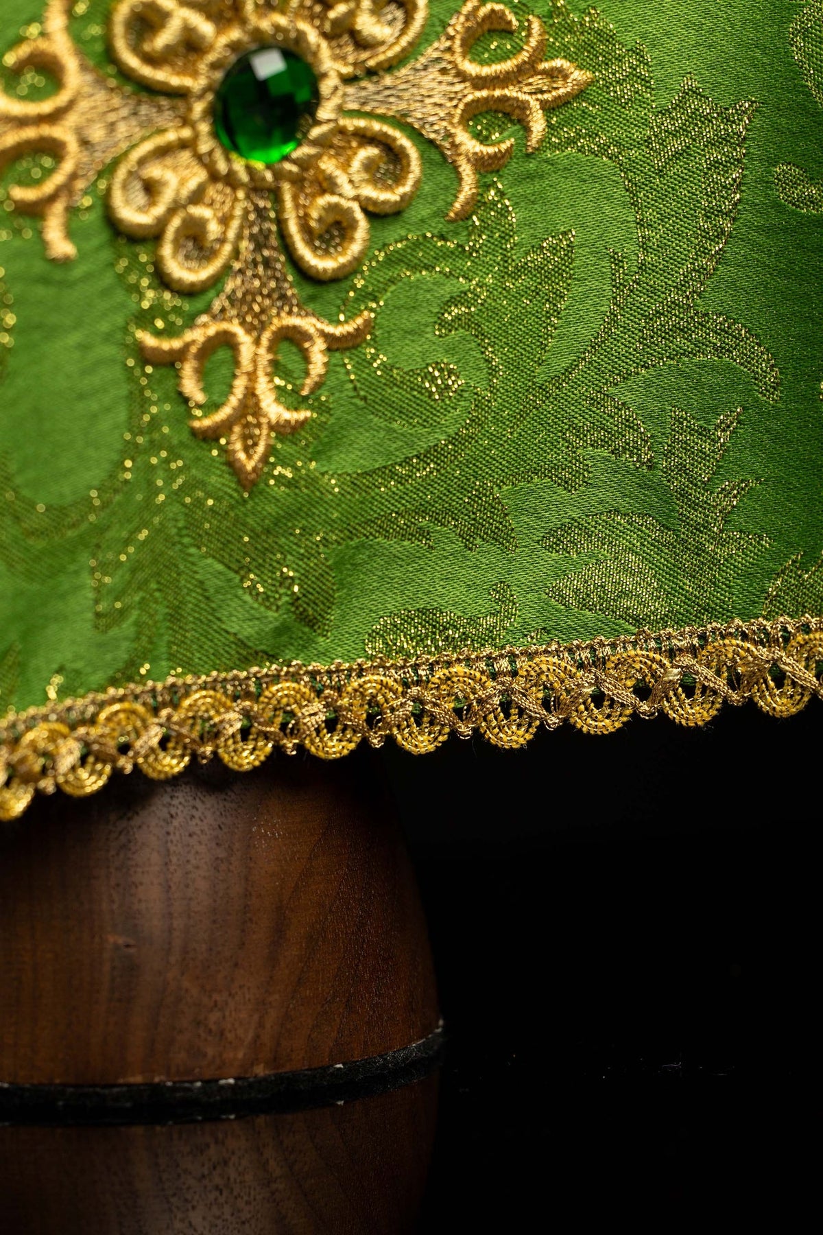 Voile de calice vert, détail de la croix brodée et de la bordure dorée