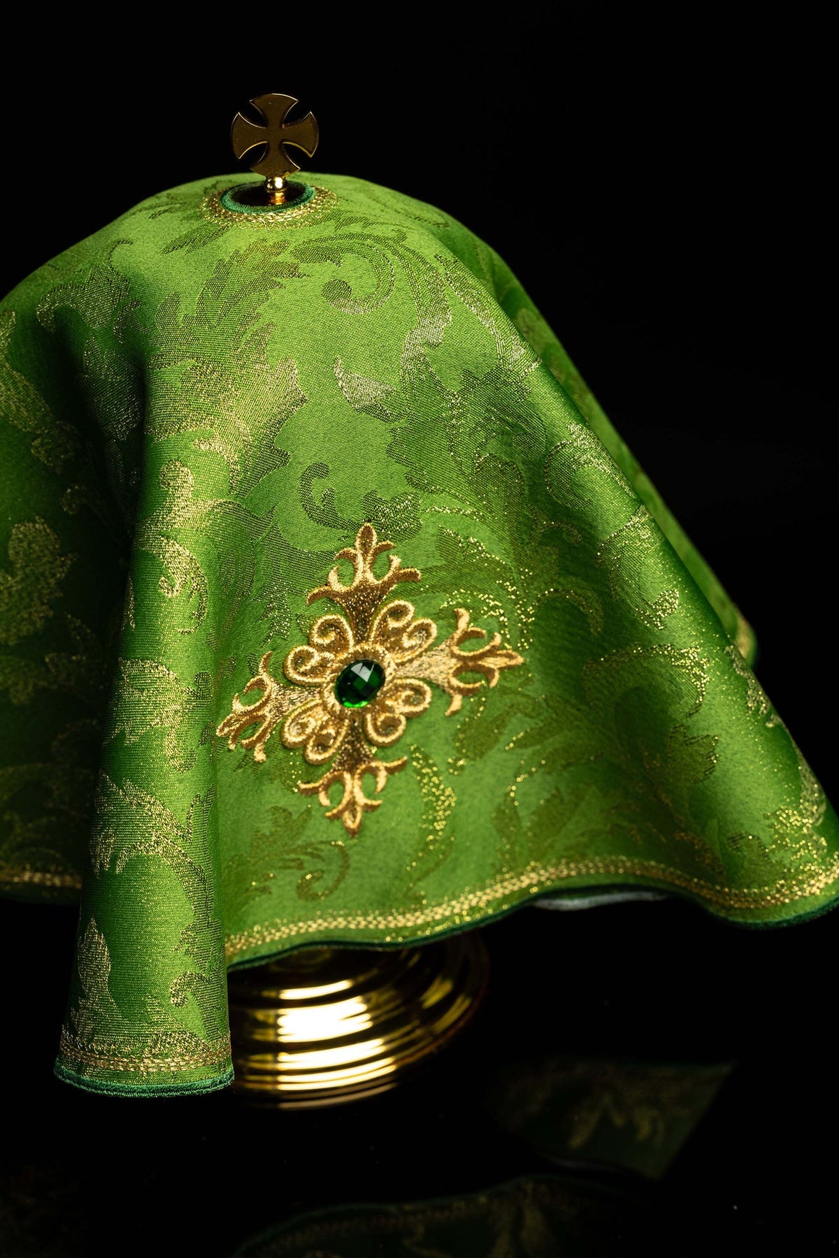 Voile de ciboire vert, vue de trois quarts avec croix brodée et bordure