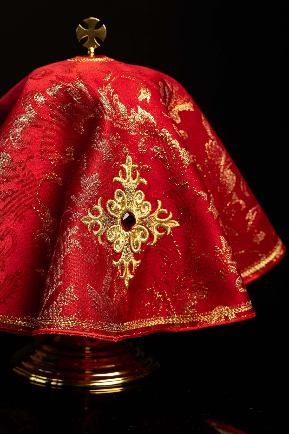Voile de ciboire rouge brodé, vue rapprochée de la croix et de la bordure dorée