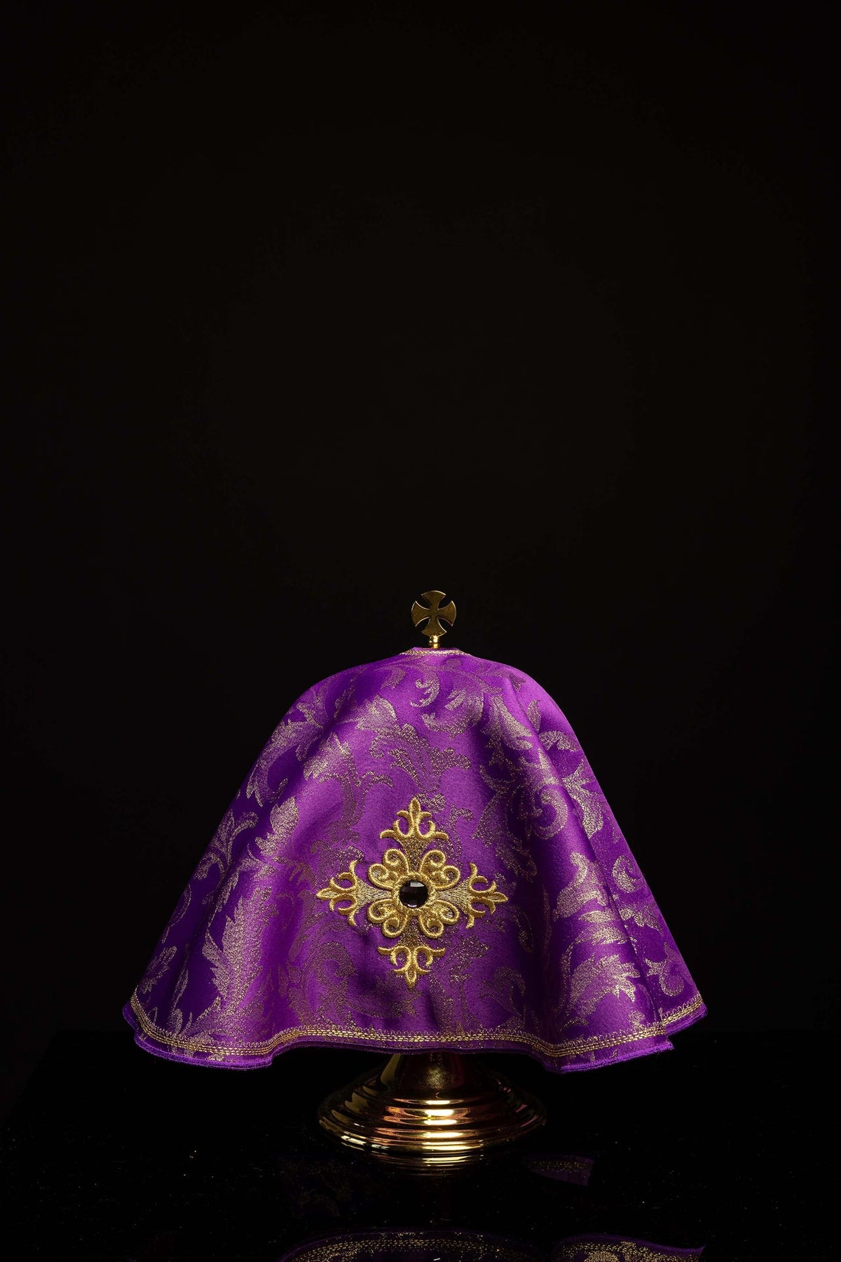 Voile de ciboire violet avec un motif de croix brodé et une pierre, vue de face