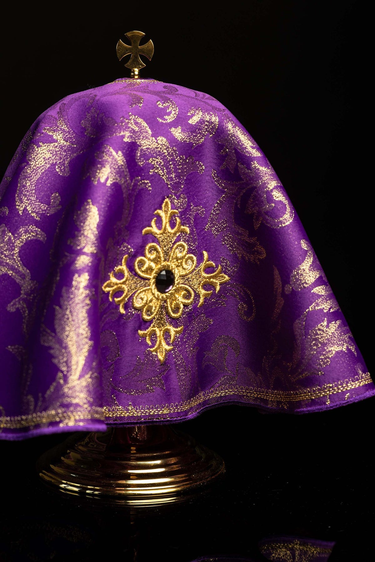 Voile de ciboire violet, vue rapprochée de la croix brodée et de la bordure dorée