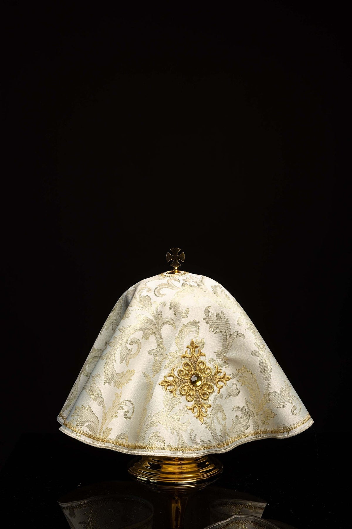 Voile de ciboire rond écru avec croix brodée et pierre, vue de face