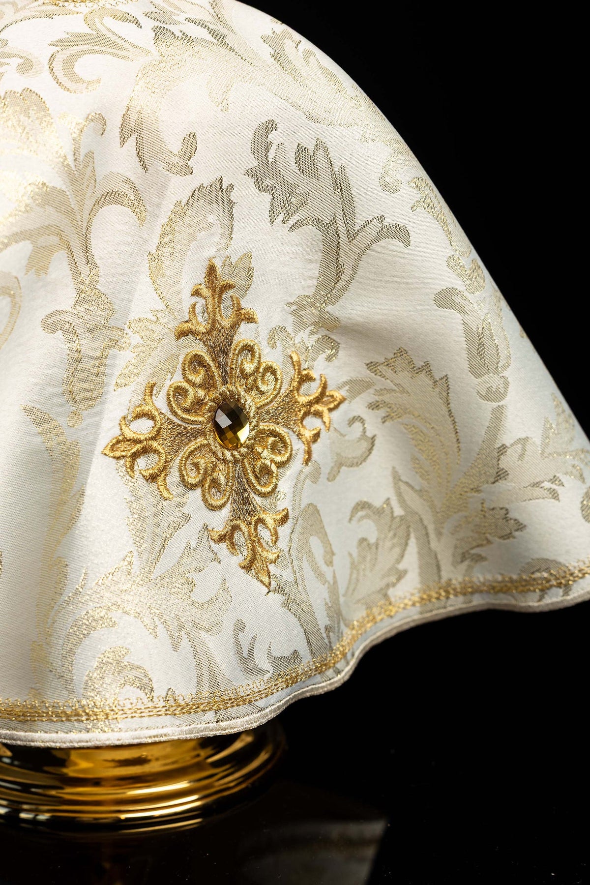 Voile de ciboire écru, détail de la croix brodée avec pierre centrale