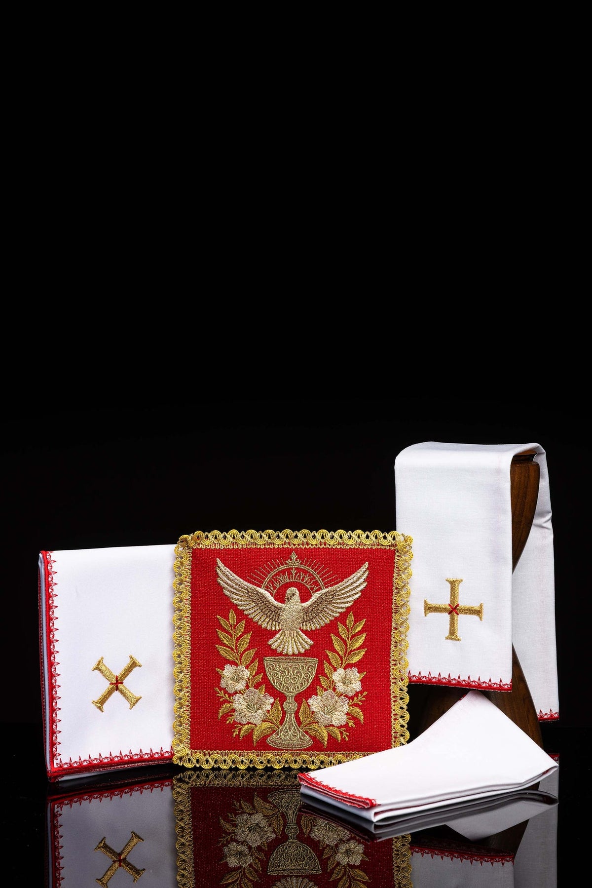 Linges de calice rouges avec une broderie du Saint-Esprit, vue d’ensemble avec motif doré et bordure festonnée