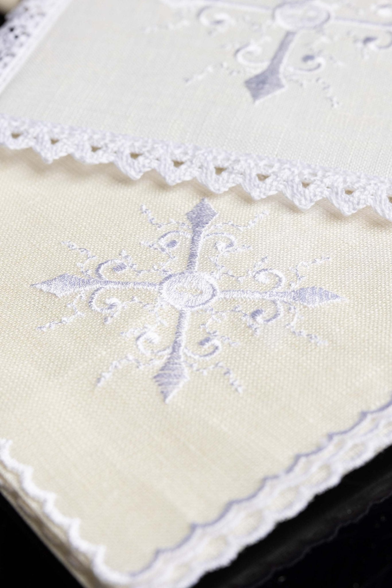 Linge d'autel avec une broderie délicate de croix KKL/057 - CHASUBLES.FR