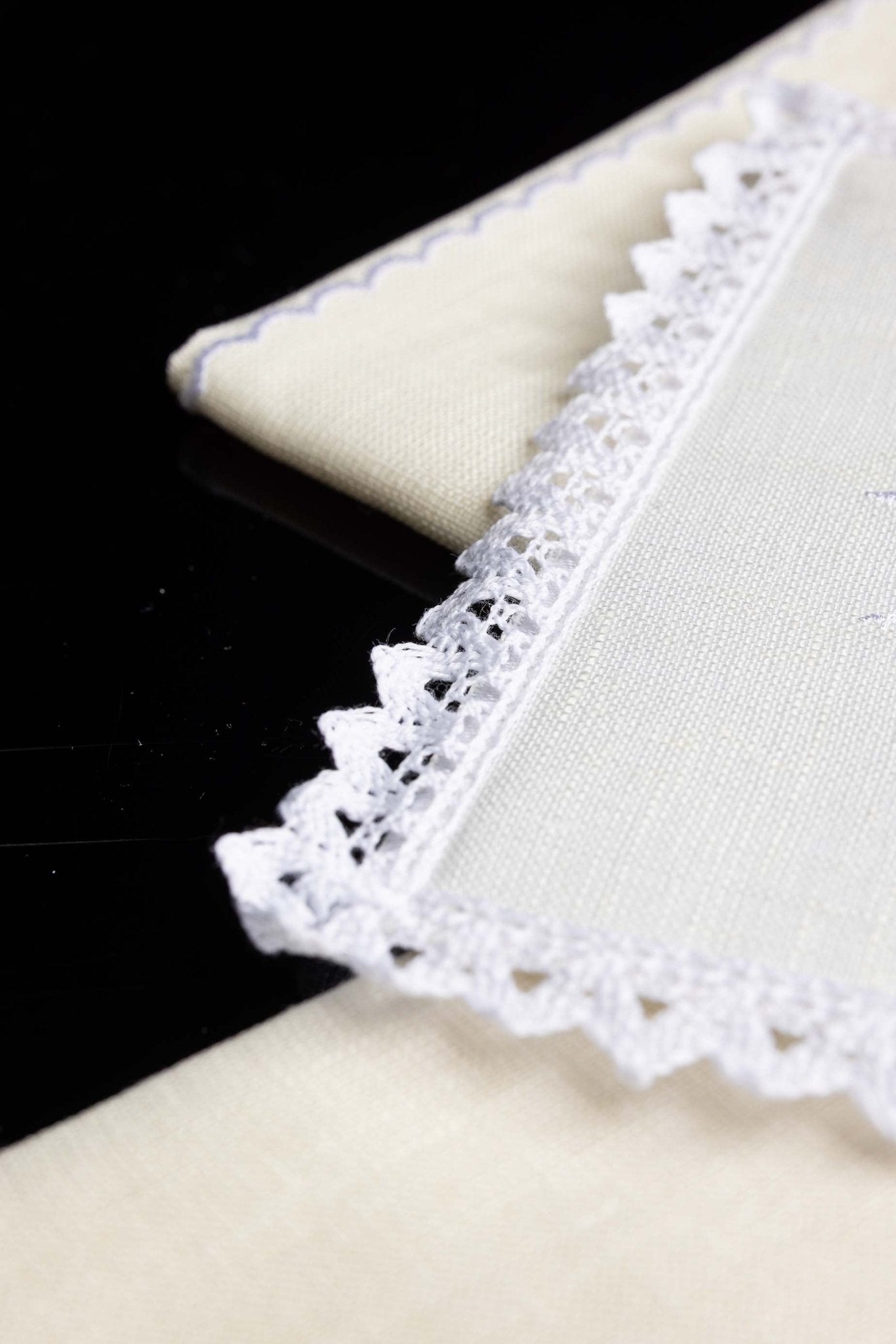 Linge d'autel avec une broderie délicate de croix KKL/057 - CHASUBLES.FR
