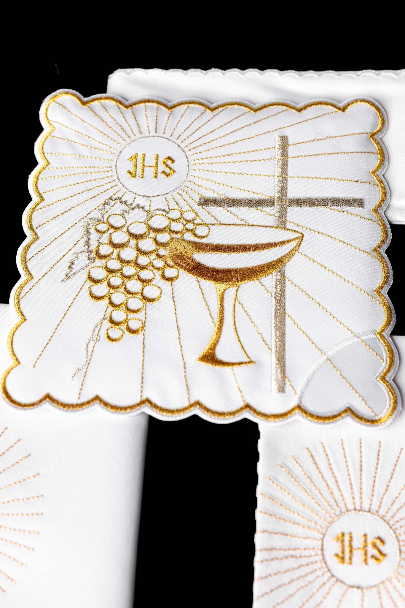 Linge d'autel avec une broderie dorée de calice et de croix KK/091 - CHASUBLES.FR