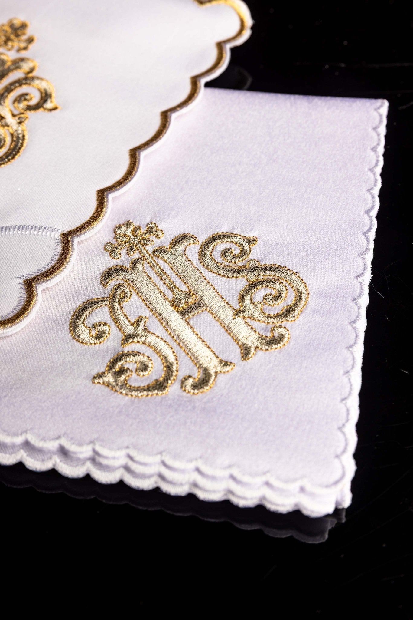 Linge d'autel avec une broderie dorée de IHS KK/072/04 - CHASUBLES.FR