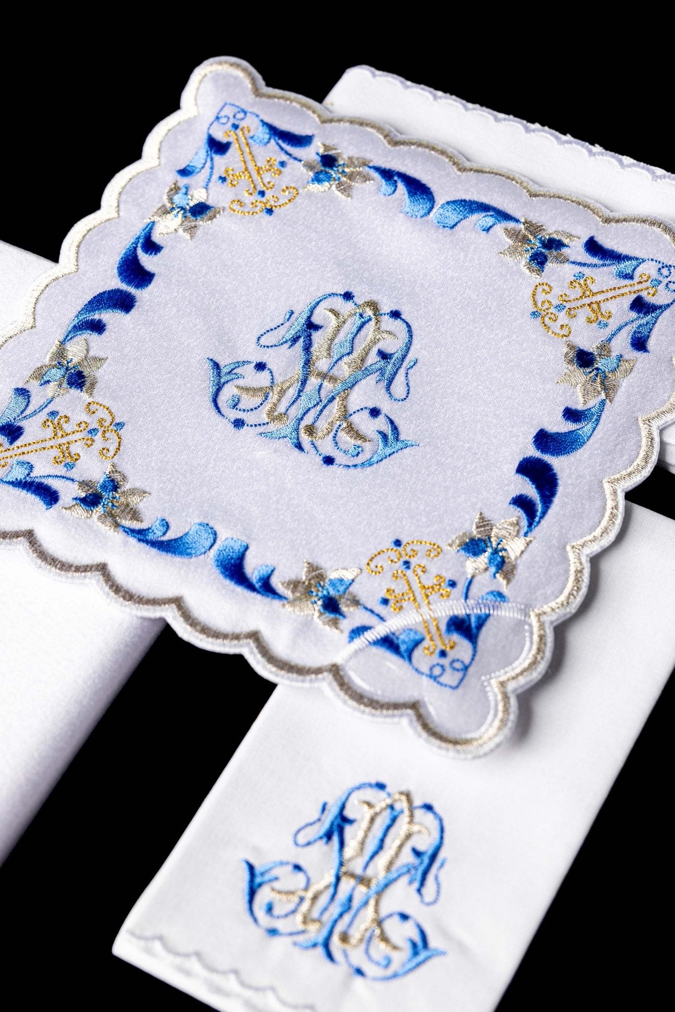 Linge d'autel avec une finition bleue et une broderie mariale KK/092 - CHASUBLES.FR