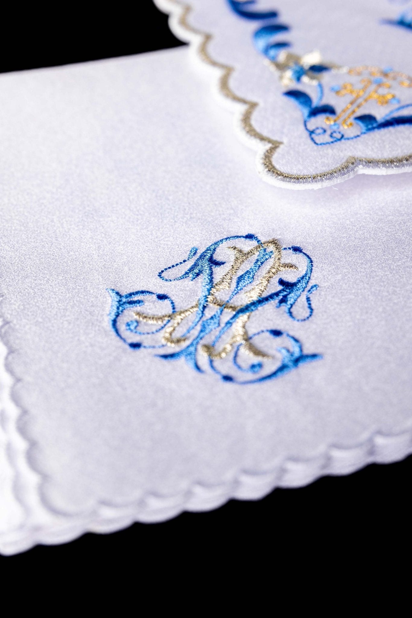 Linge d'autel avec une finition bleue et une broderie mariale KK/092 - CHASUBLES.FR