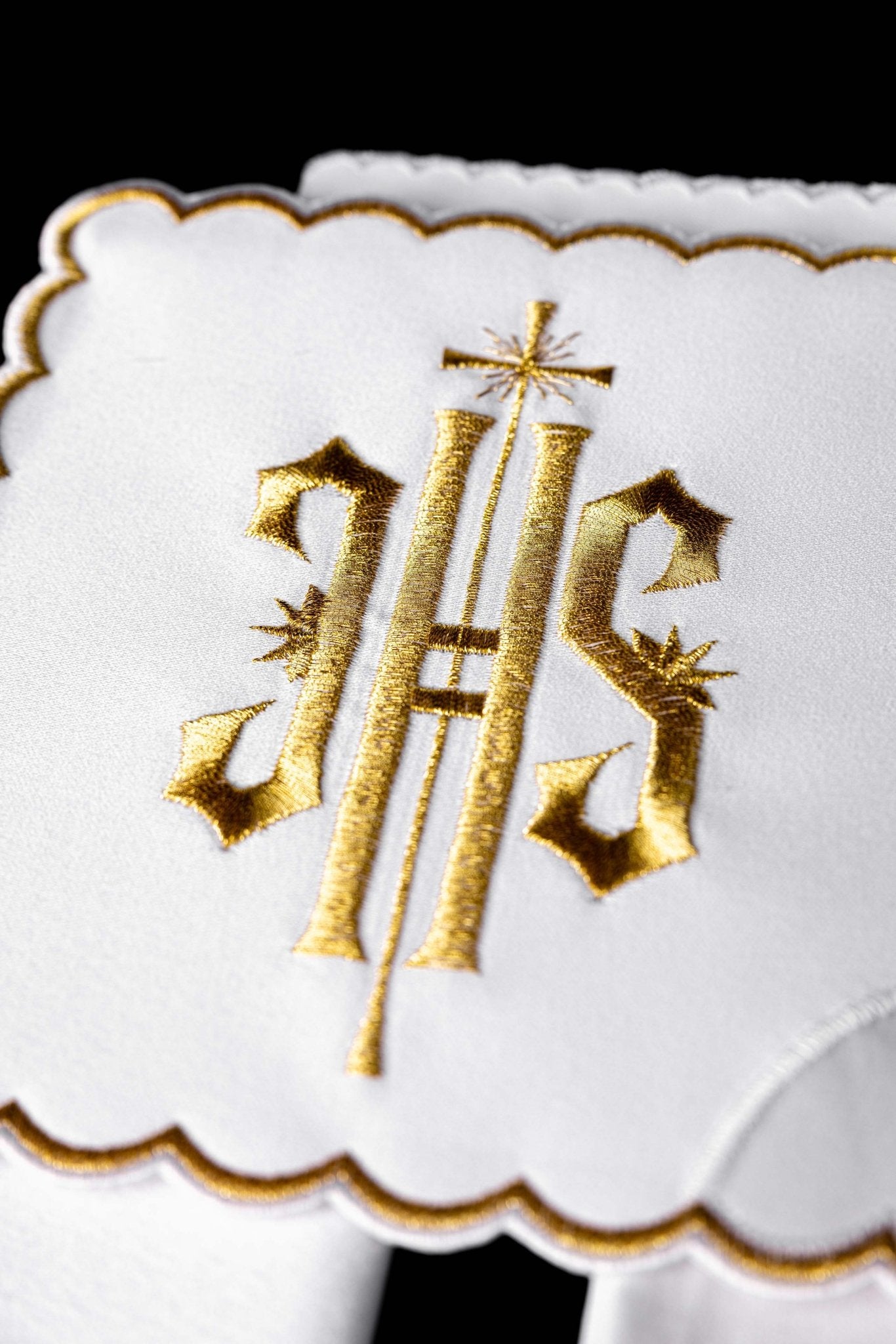 Linge d'autel avec une finition dorée et une broderie IHS KK/029/04 - CHASUBLES.FR