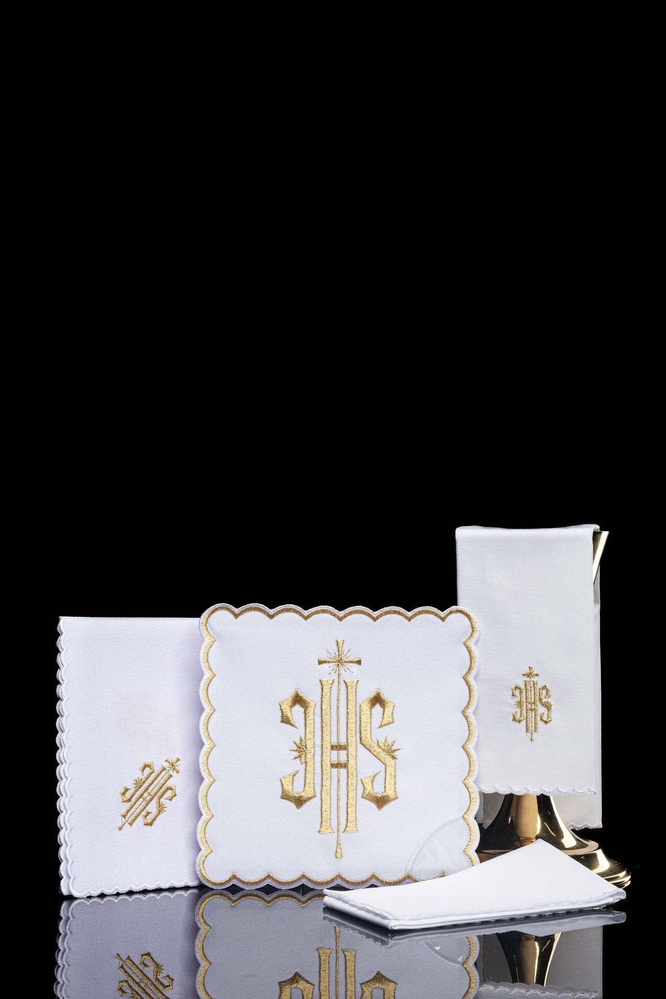 Linge d'autel avec une finition dorée et une broderie IHS KK/029/04 - CHASUBLES.FR