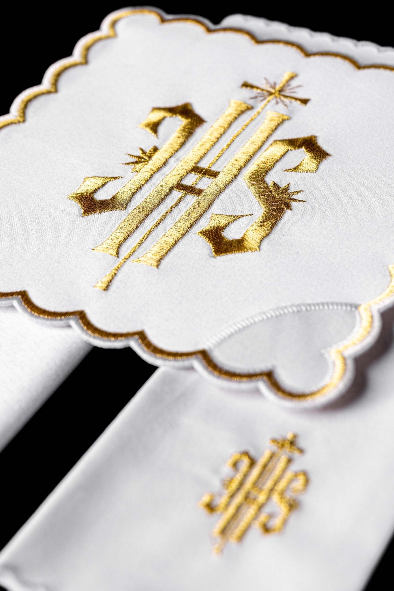 Linge d'autel avec une finition dorée et une broderie IHS KK/029/04 - CHASUBLES.FR