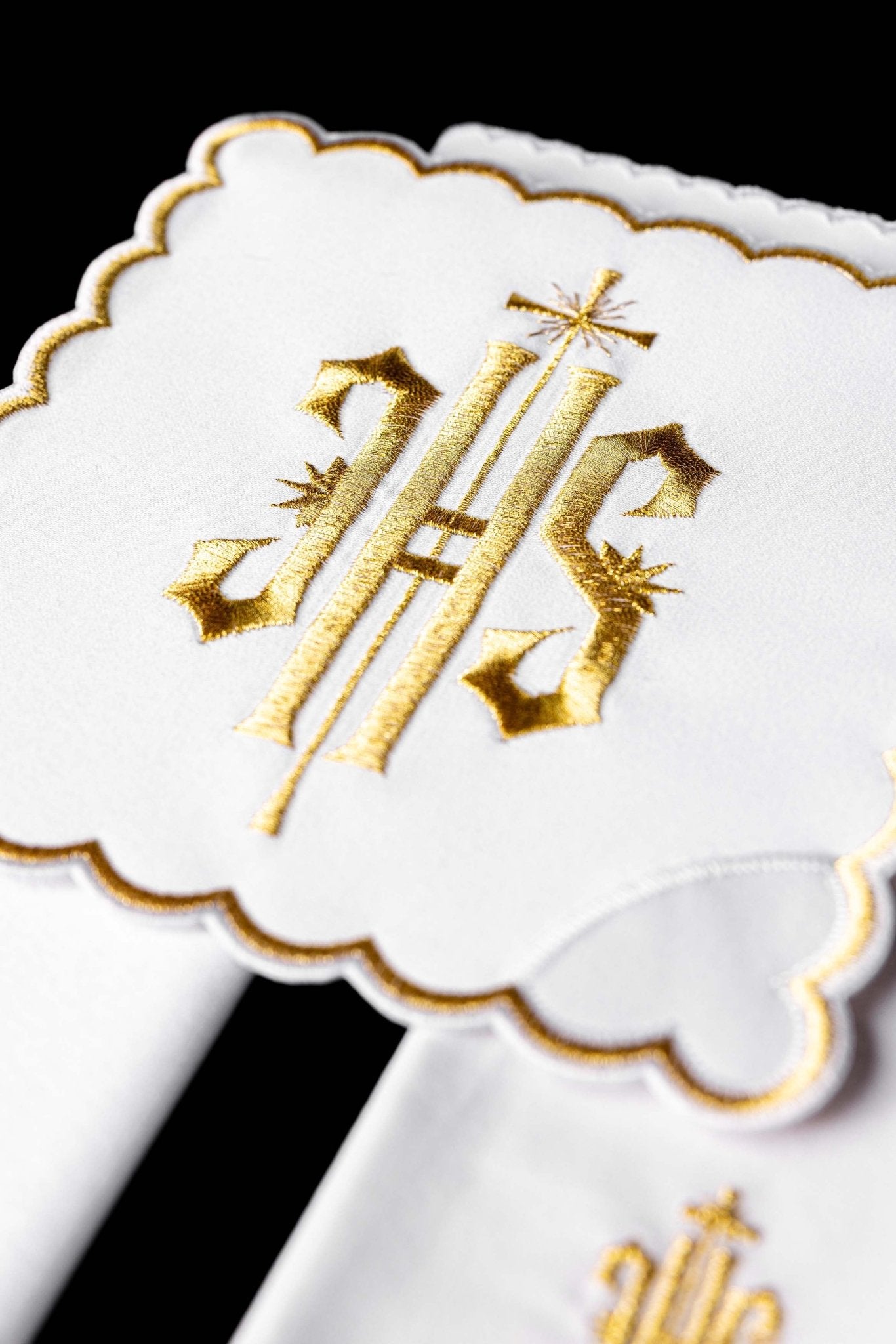 Linge d'autel avec une finition dorée et une broderie IHS KK/029/04 - CHASUBLES.FR