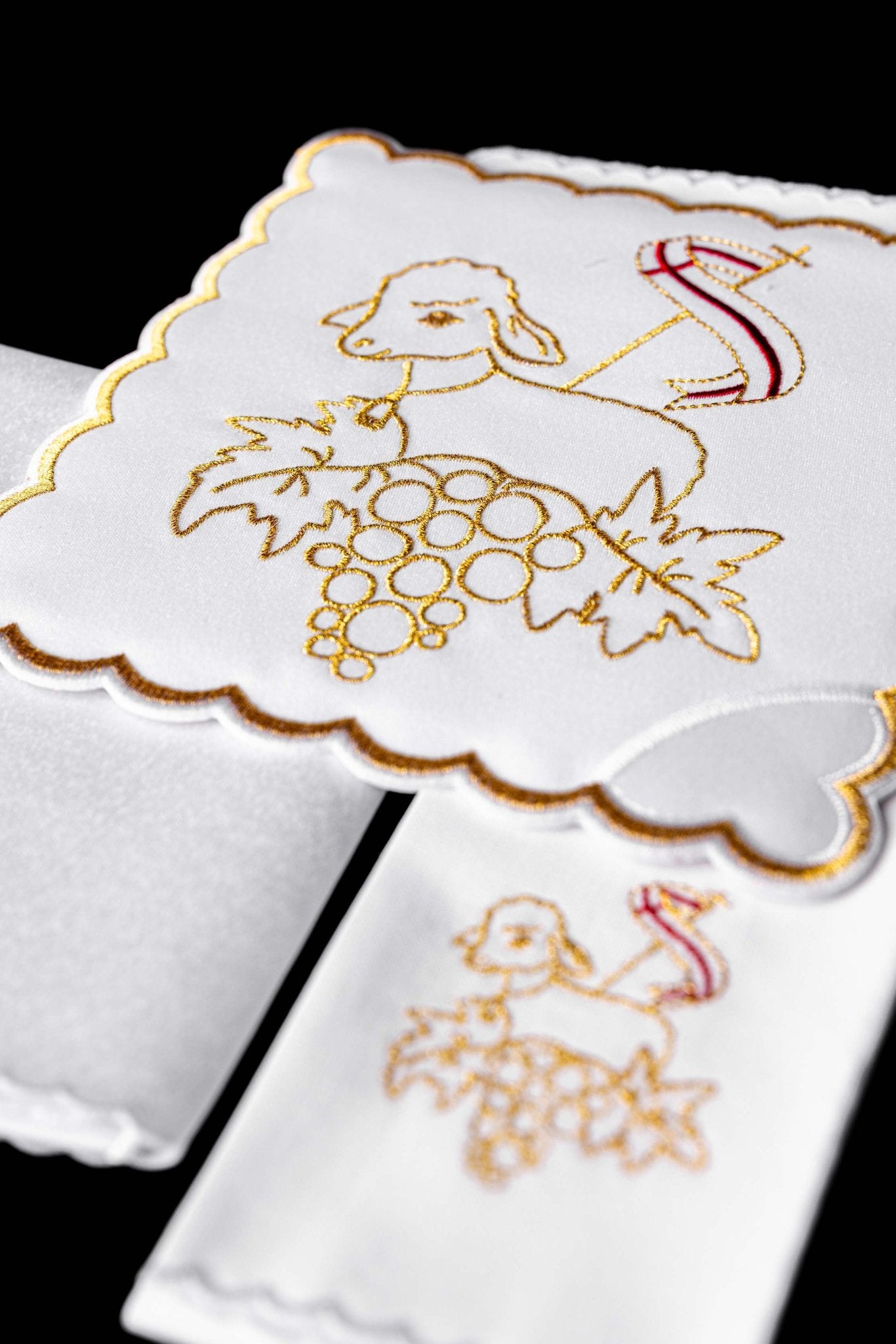 Linge d'autel brodé avec le motif de l'Agneau de Dieu KK/127 - CHASUBLES.FR