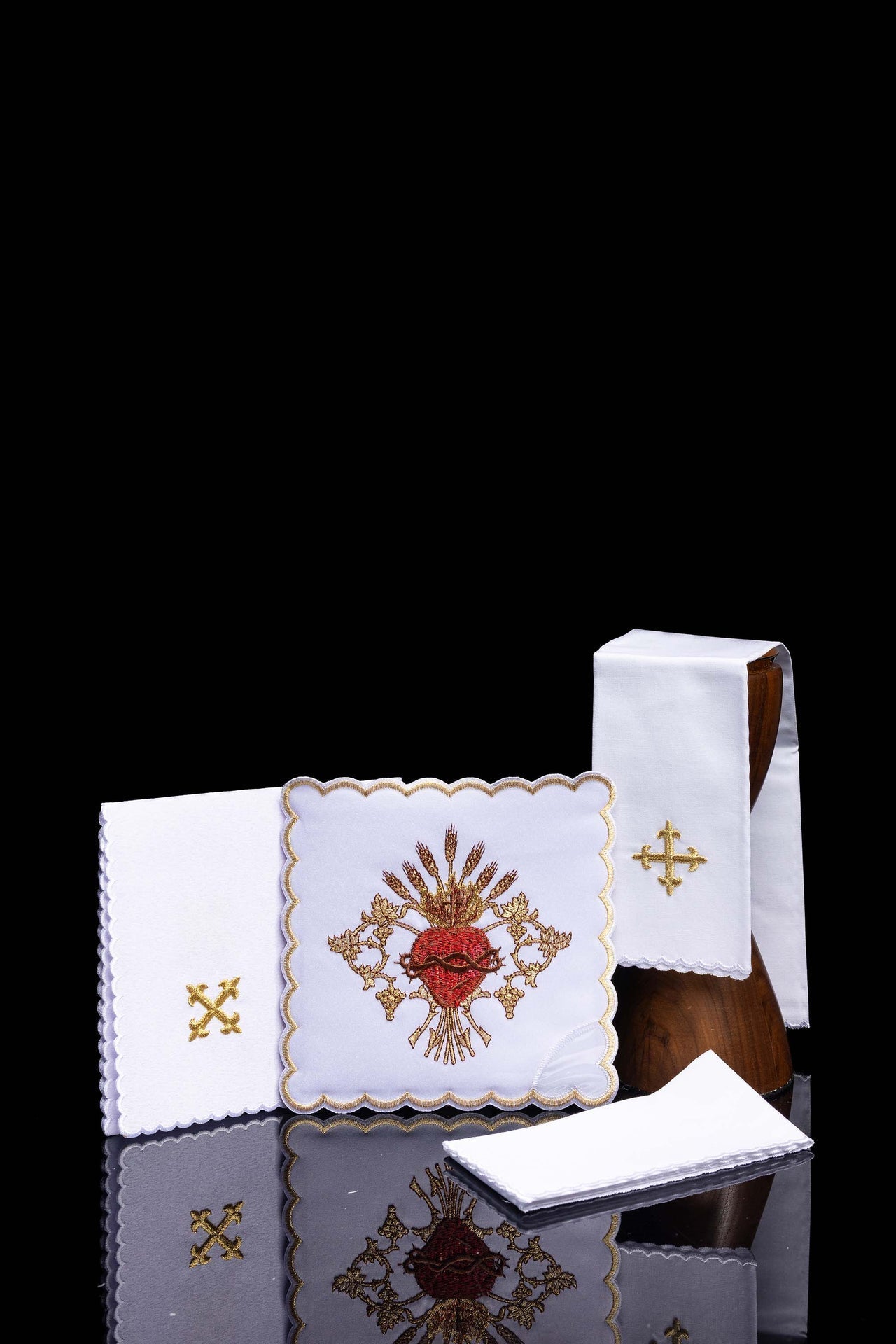 Linge d'autel brodé avec le motif du Sacré-Cœur de Jésus KK/167 - CHASUBLES.FR
