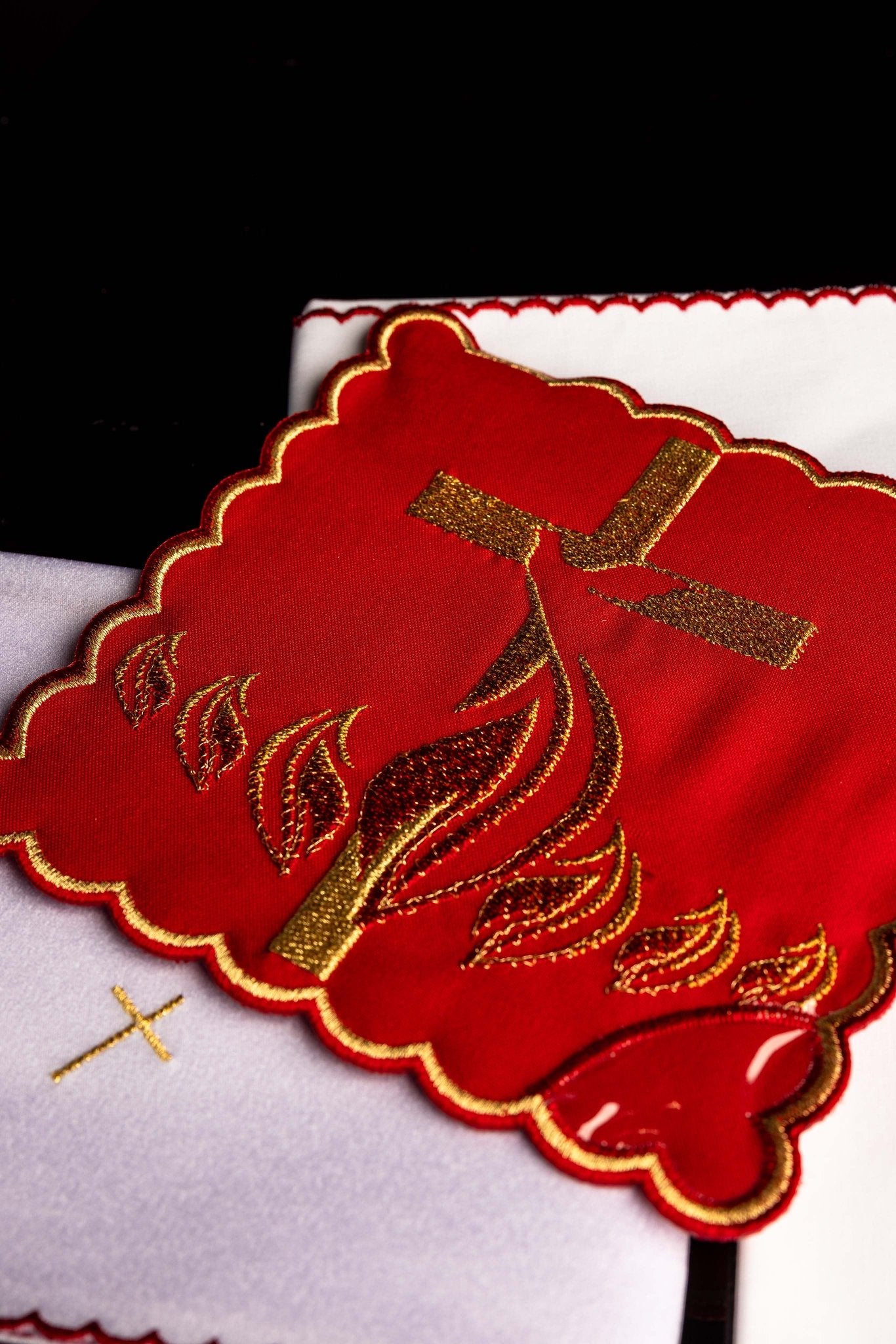 Linge d'autel brodé avec le motif du Saint-Esprit KK/142 - CHASUBLES.FR