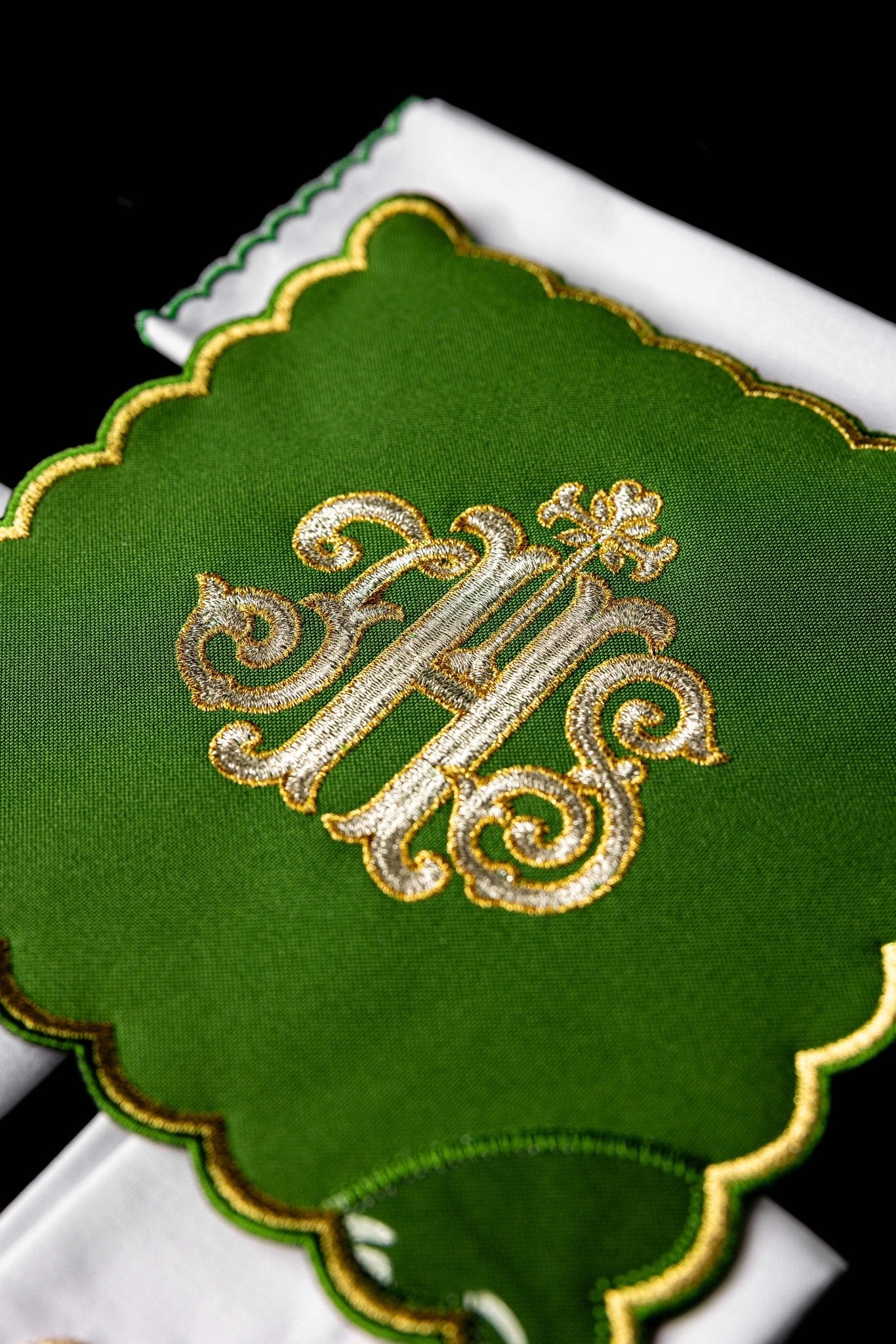 Linge d'autel brodé avec le motif IHS vert KK/072/01 - CHASUBLES.FR
