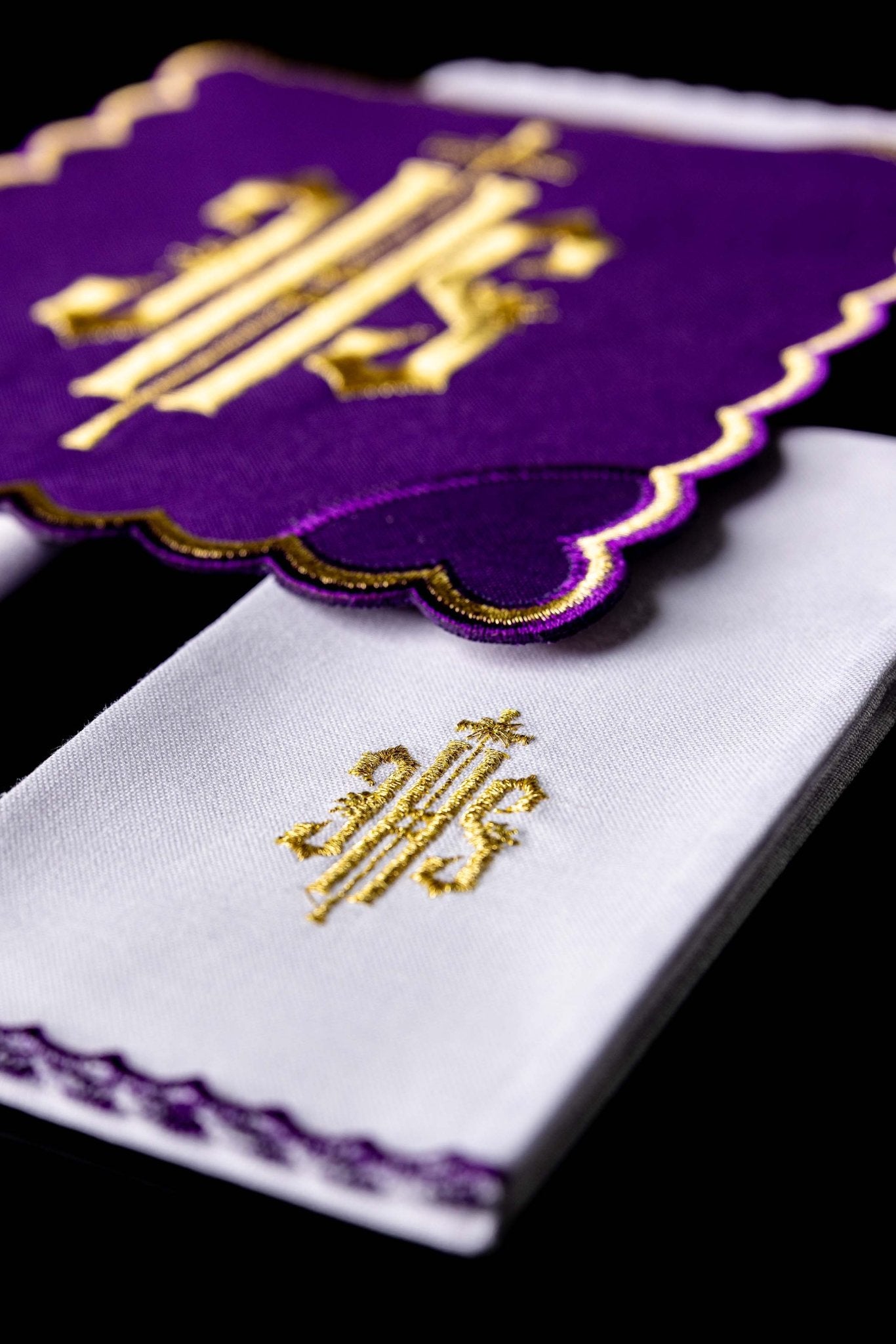 Linge d'autel brodé avec le motif IHS violet KK/029/03 - CHASUBLES.FR