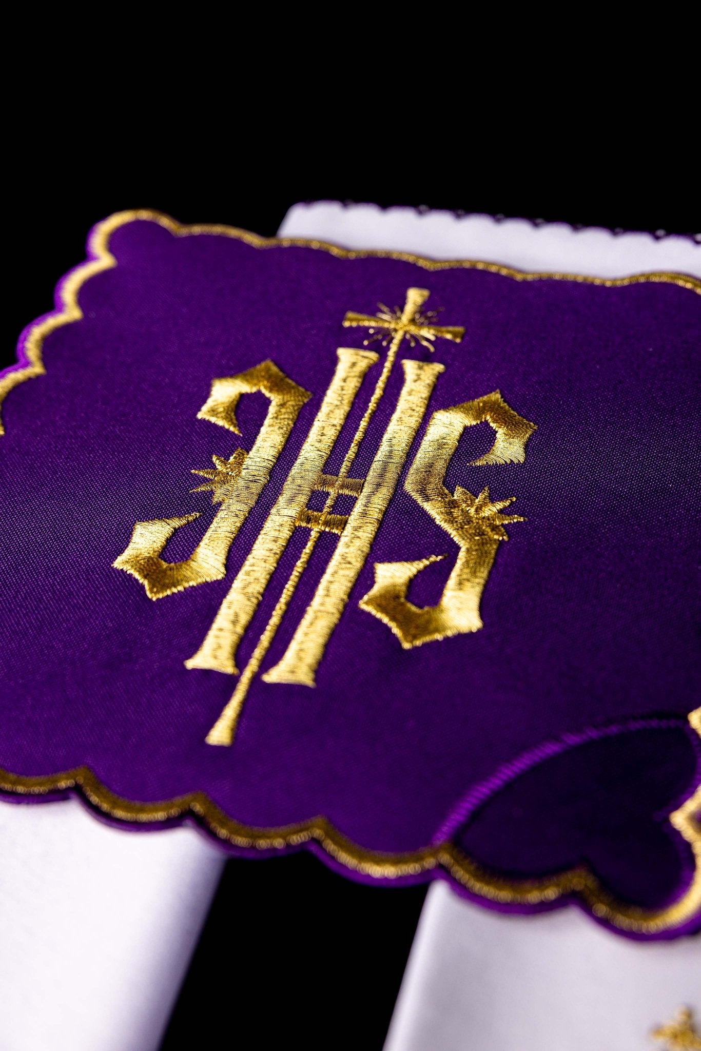 Linge d'autel brodé avec le motif IHS violet KK/029/03 - CHASUBLES.FR