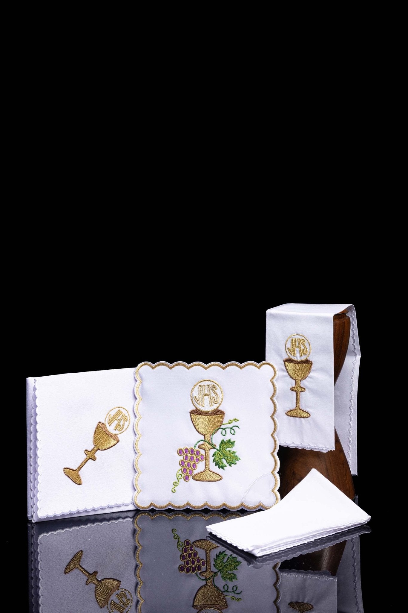 Linge d'autel brodé avec un motif de calice KK/058 - CHASUBLES.FR