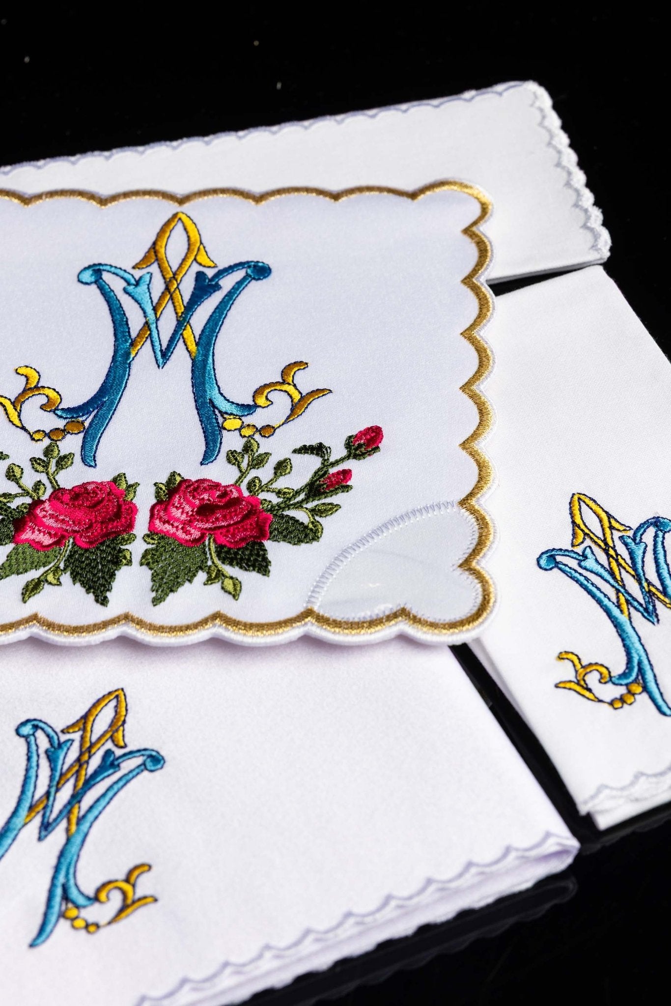 Linge d'autel brodé avec un motif marial coloré KK/078 - CHASUBLES.FR